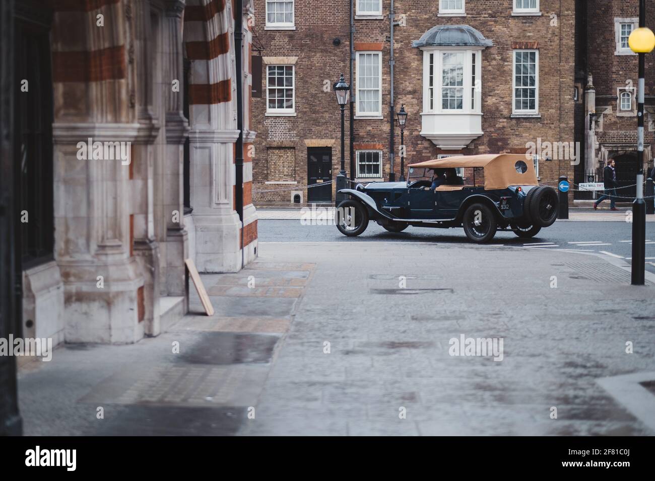 St. James's, Londra | UK - 2021.04.10: Bella auto convertibile d'epoca per la strada della St.James Area Foto Stock