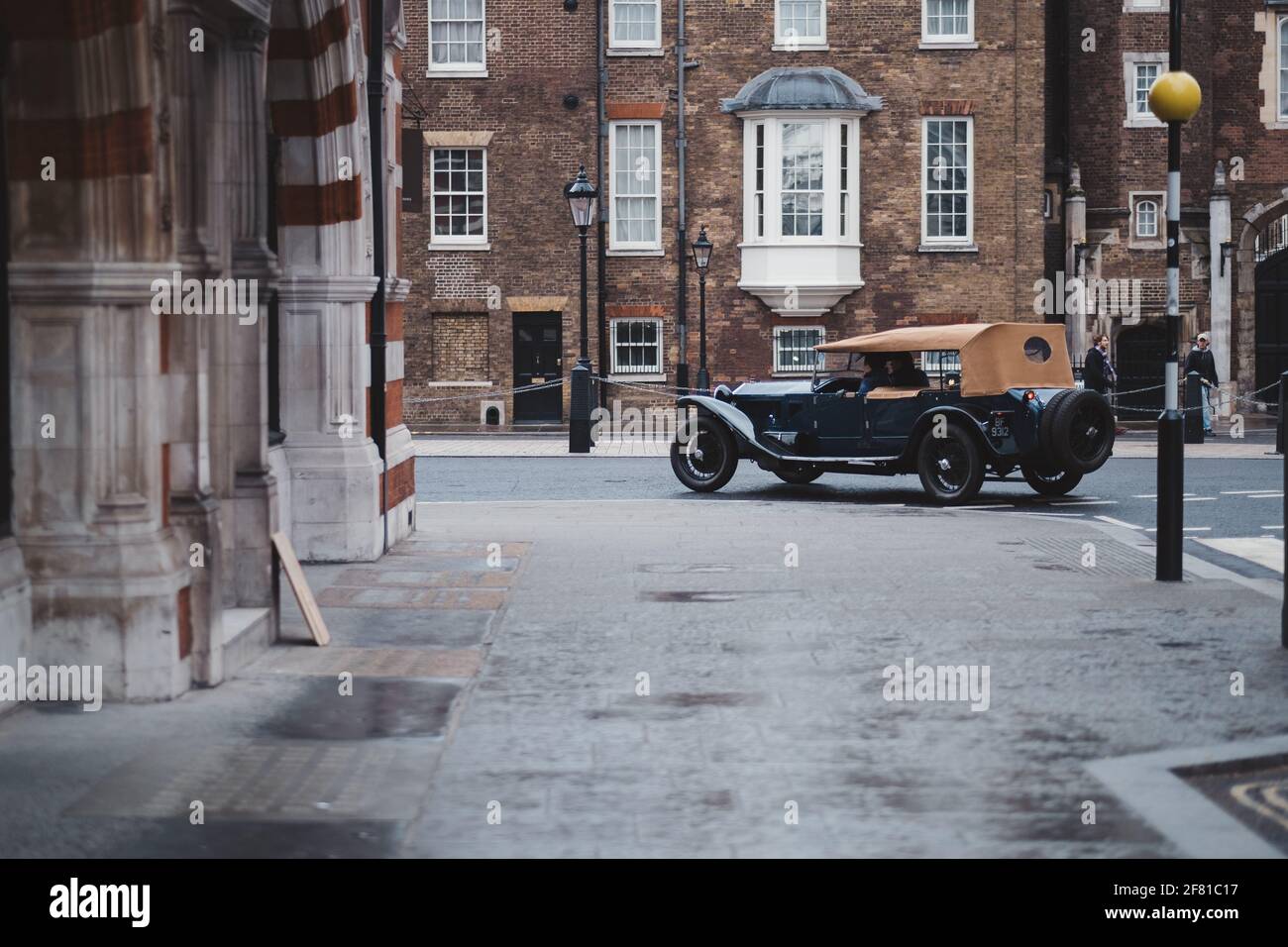 St. James's, Londra | UK - 2021.04.10: Bella auto convertibile d'epoca per la strada della St.James Area Foto Stock