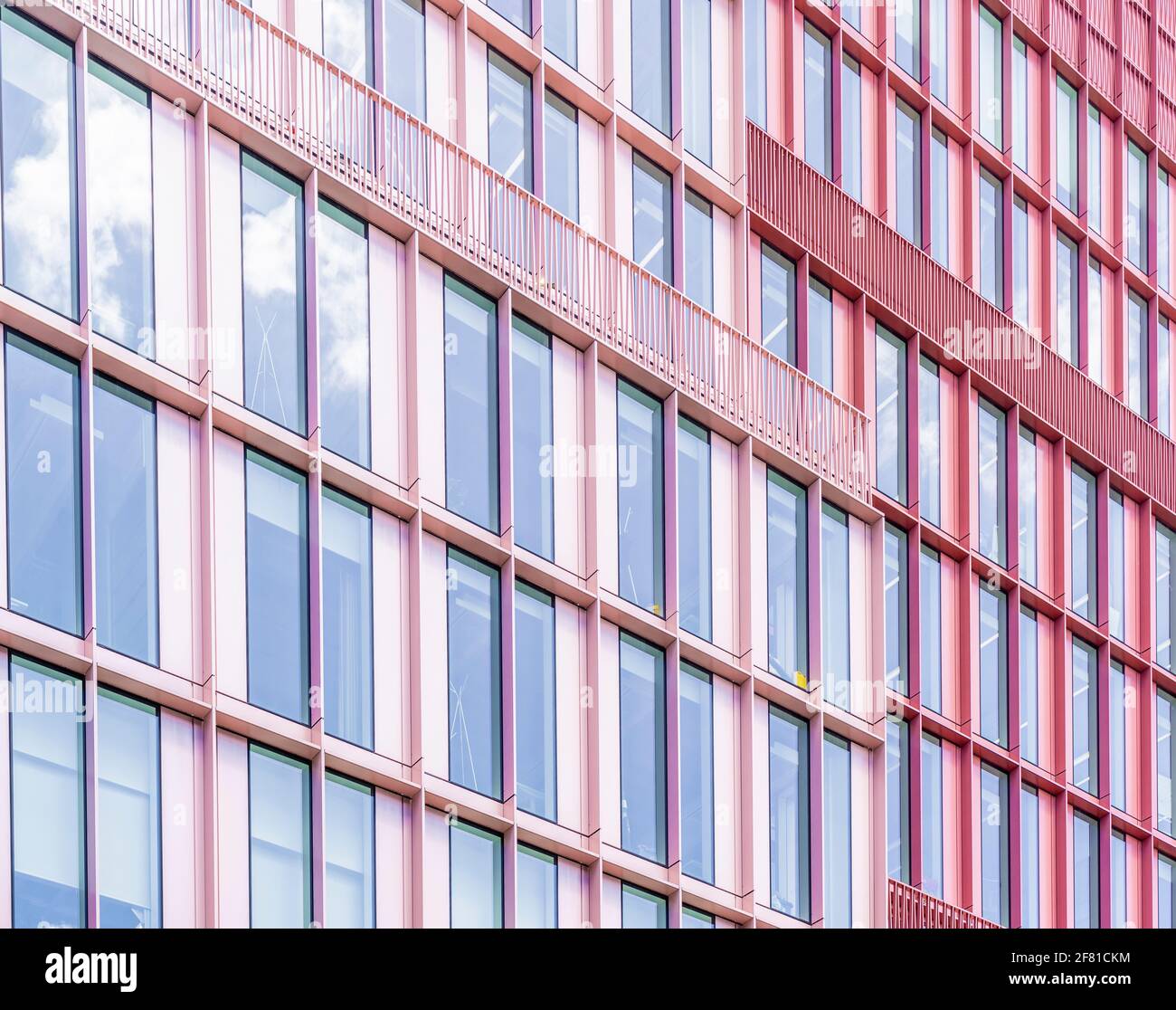 Luglio 2020. Londra. Architettura e finestre di uffici a King Cross, Londra, Inghilterra, Regno Unito Foto Stock