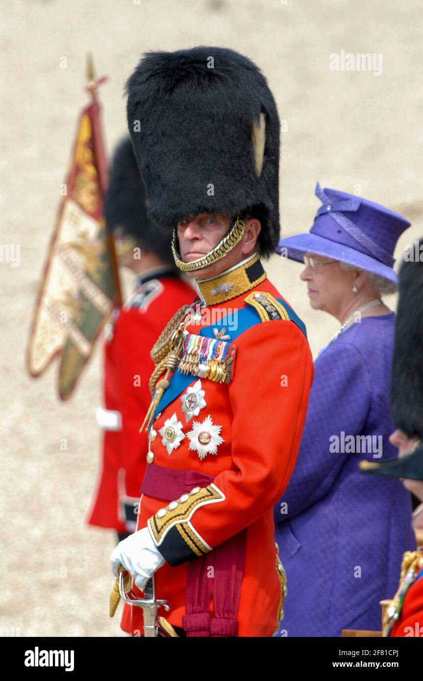 S.A.R. la Regina con suo marito e consorte S.A.R. il Principe Filippo, il Duca di Edimburgo a Trooping il colore 17 giugno 2006 Foto Stock