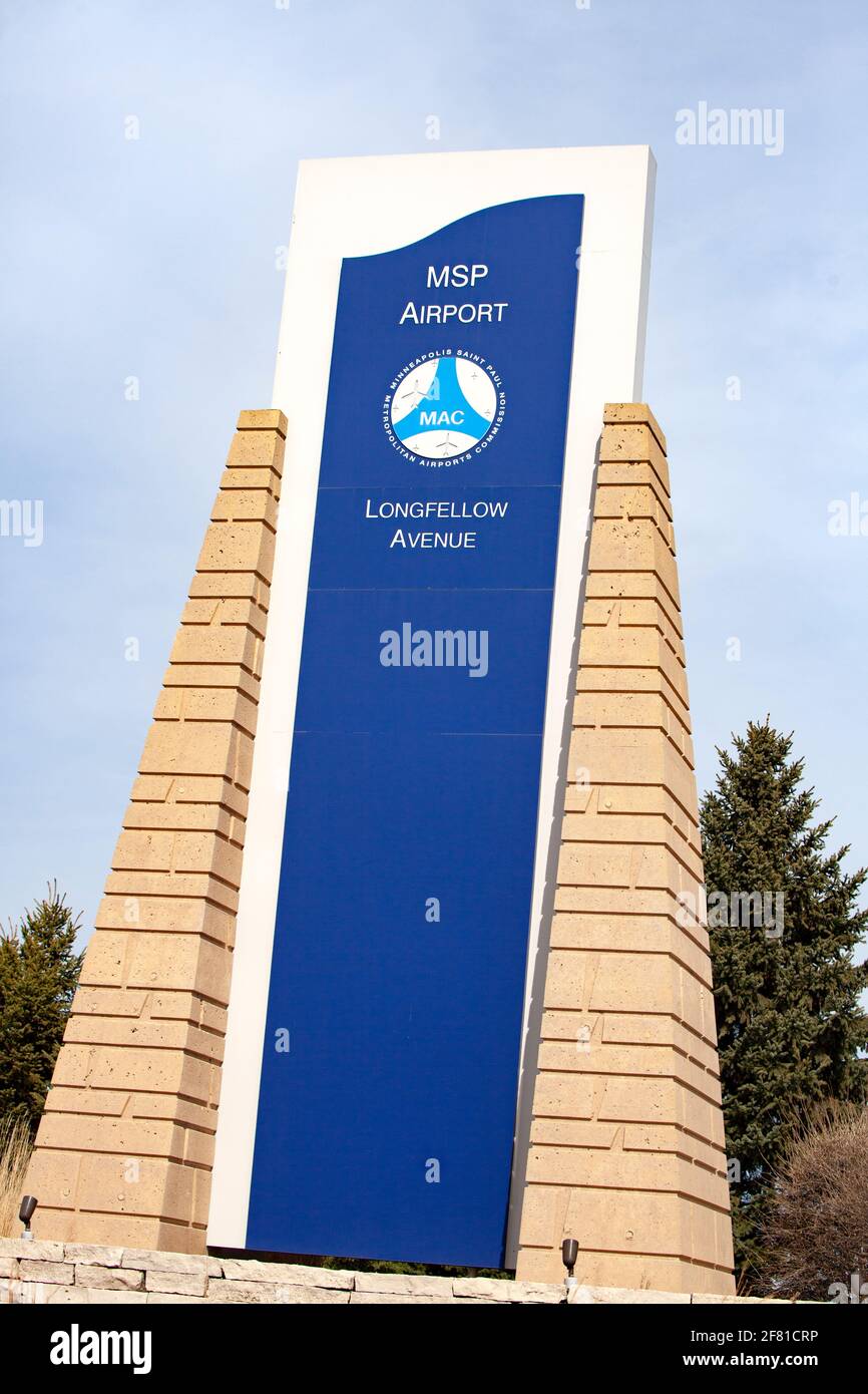 Marcatore di pietra creativo che identifica Longfellow Avenue all'Aeroporto Internazionale St. Paul di Minneapolis. Minneapolis, Minnesota, Stati Uniti Foto Stock