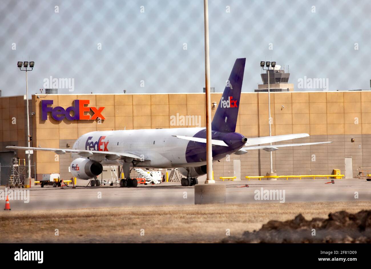 Firma FedEx sull'ufficio commerciale con l'aereo FedEx parcheggiato sul grembiule dell'aeroporto internazionale St Paul di Minneapolis. Minneapolis, Minnesota, Stati Uniti Foto Stock
