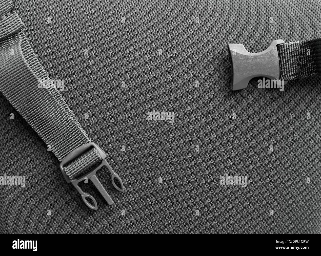 dettaglio di una fascetta allentata sul retro di a. zaino grigio Foto Stock