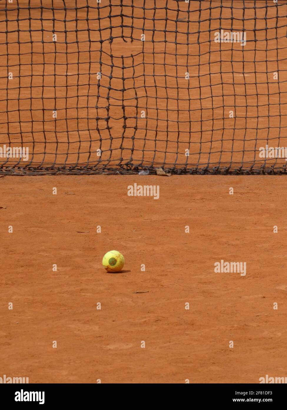 Colpo di closeup di una palla e rete sulla creta campo da tennis Foto Stock