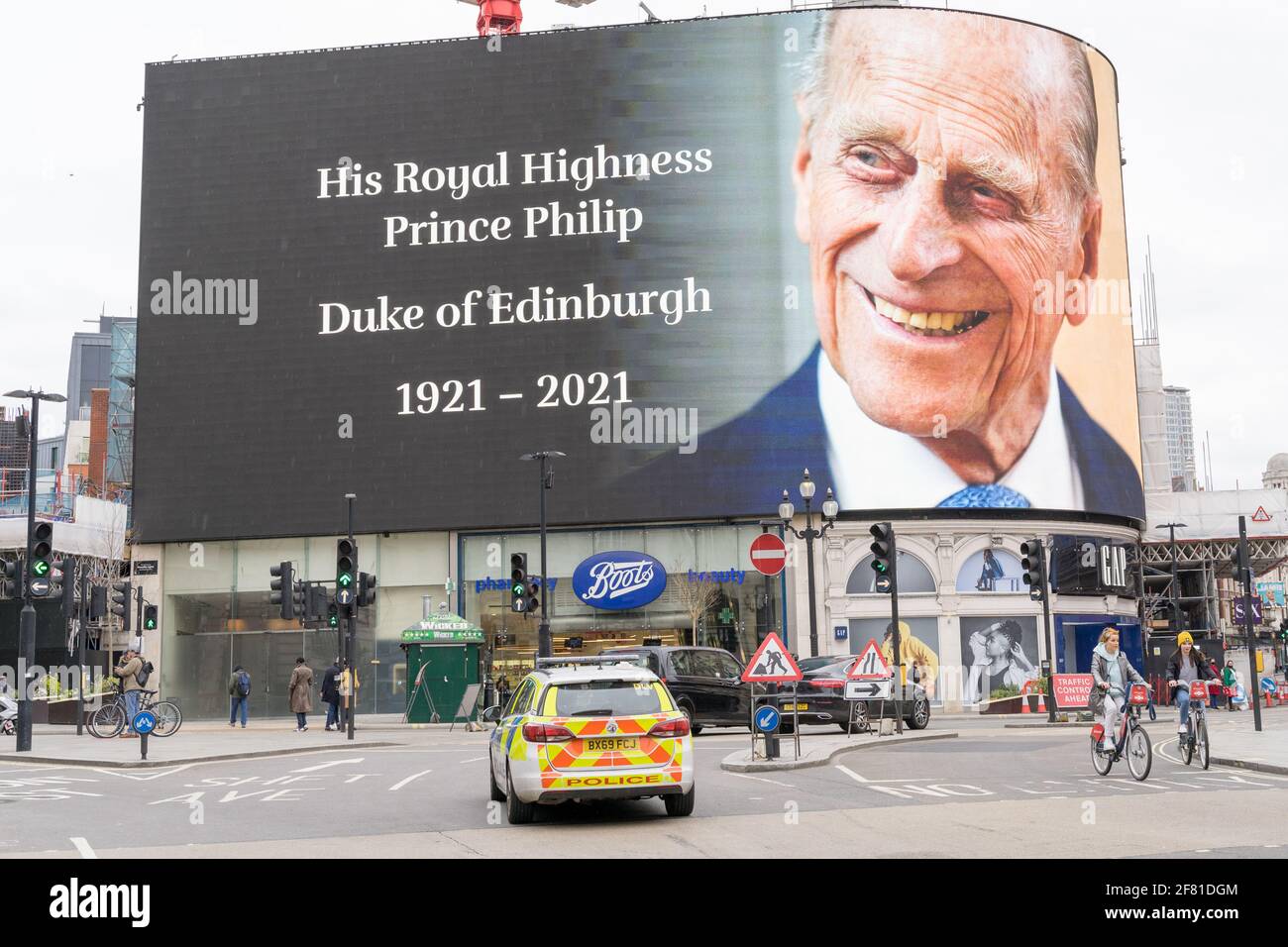 Il duca di Edimburgo morì oggi, all'età di 99 anni. Un tributo a Prince Philip mostrato sugli schermi LED con risoluzione 4k a Piccadilly Circus, Londra Foto Stock
