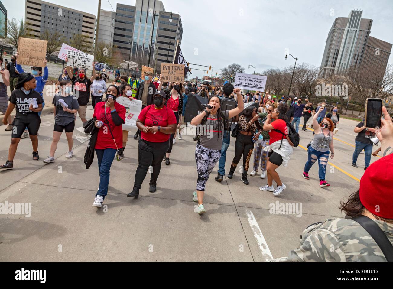 Detroit, Michigan, Stati Uniti. 10 Apr 2021. Gli attivisti si radunano al di fuori del quartier generale della polizia di Detroit, protestando contro la polizia che ha aiutato illegalmente i proprietari terrieri a sradicarlo. Il rally è stato organizzato da Detroit Will Breathe e Detroit Eviction Defense. Credit: Jim West/Alamy Live News Foto Stock