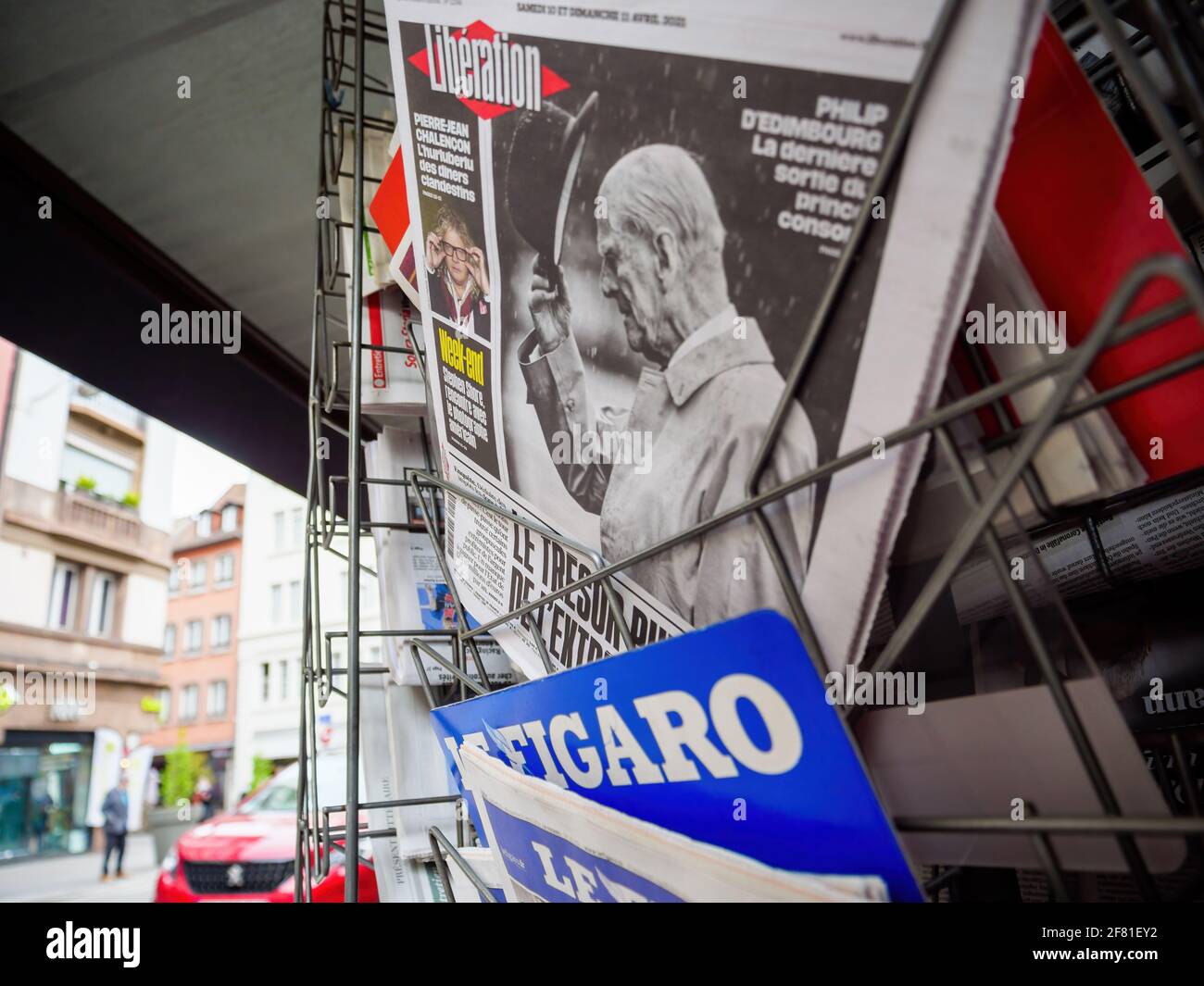 Giornale al chiosco stampa con prima pagina che rende omaggio al principe Filippo, duca di Edimburgo Foto Stock