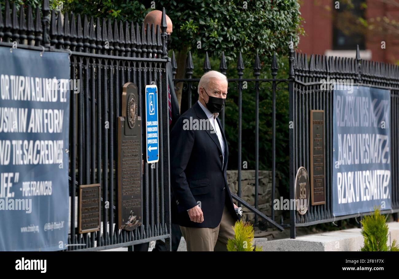 Washington, Stati Uniti d'America. 10 Apr 2021. Il Presidente degli Stati Uniti Joe Biden parte dalla Chiesa della Santa Trinità a Georgetown, a Washington, DC sabato 10 aprile 2021.Credit: Alex Edelman/Pool/Sipa USA Credit: Sipa USA/Alamy Live News Foto Stock