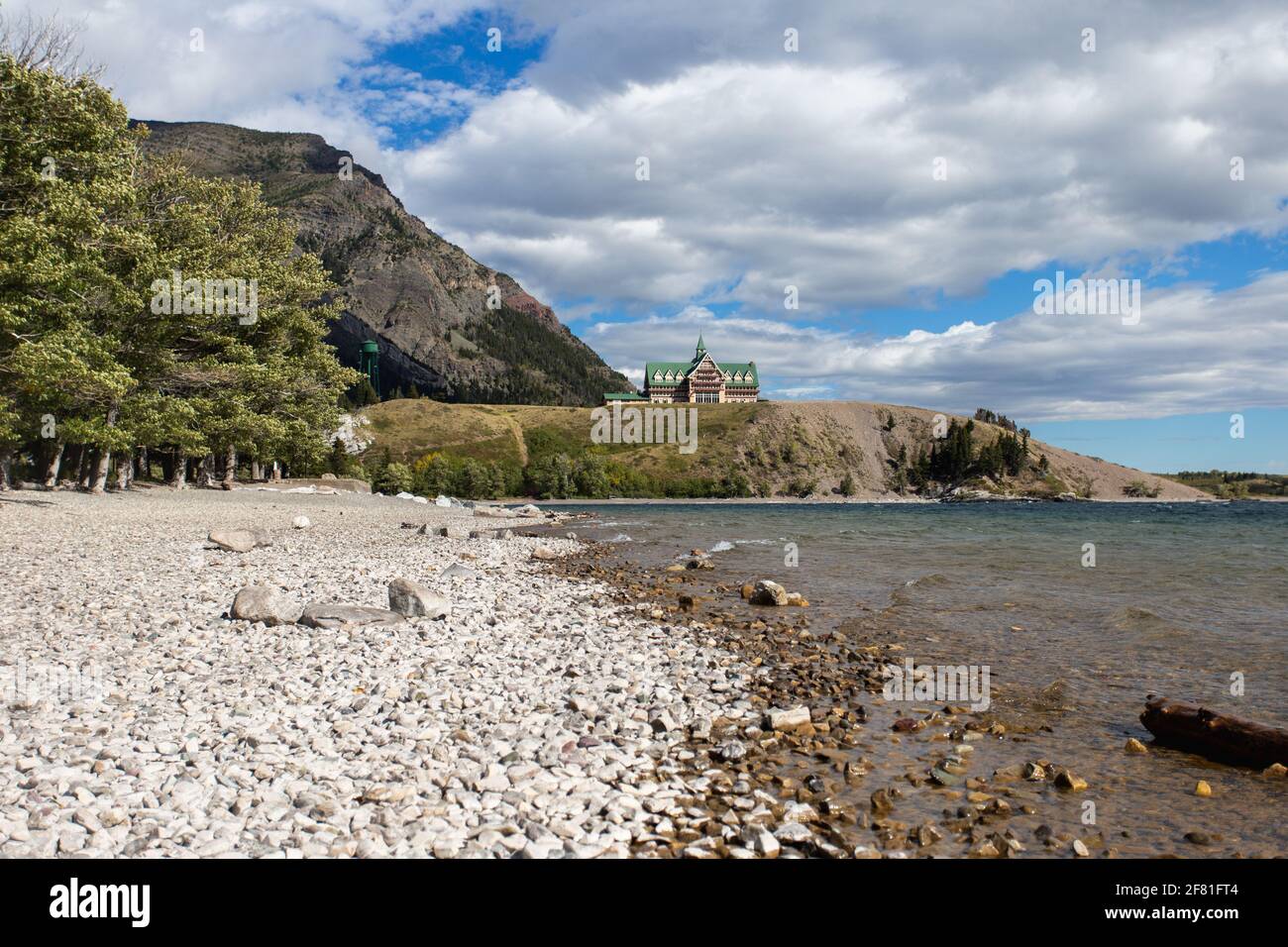 Splendido hotel sulla cima di una scogliera e di un lago in una zona di montagna vista dal lato sinistro Foto Stock