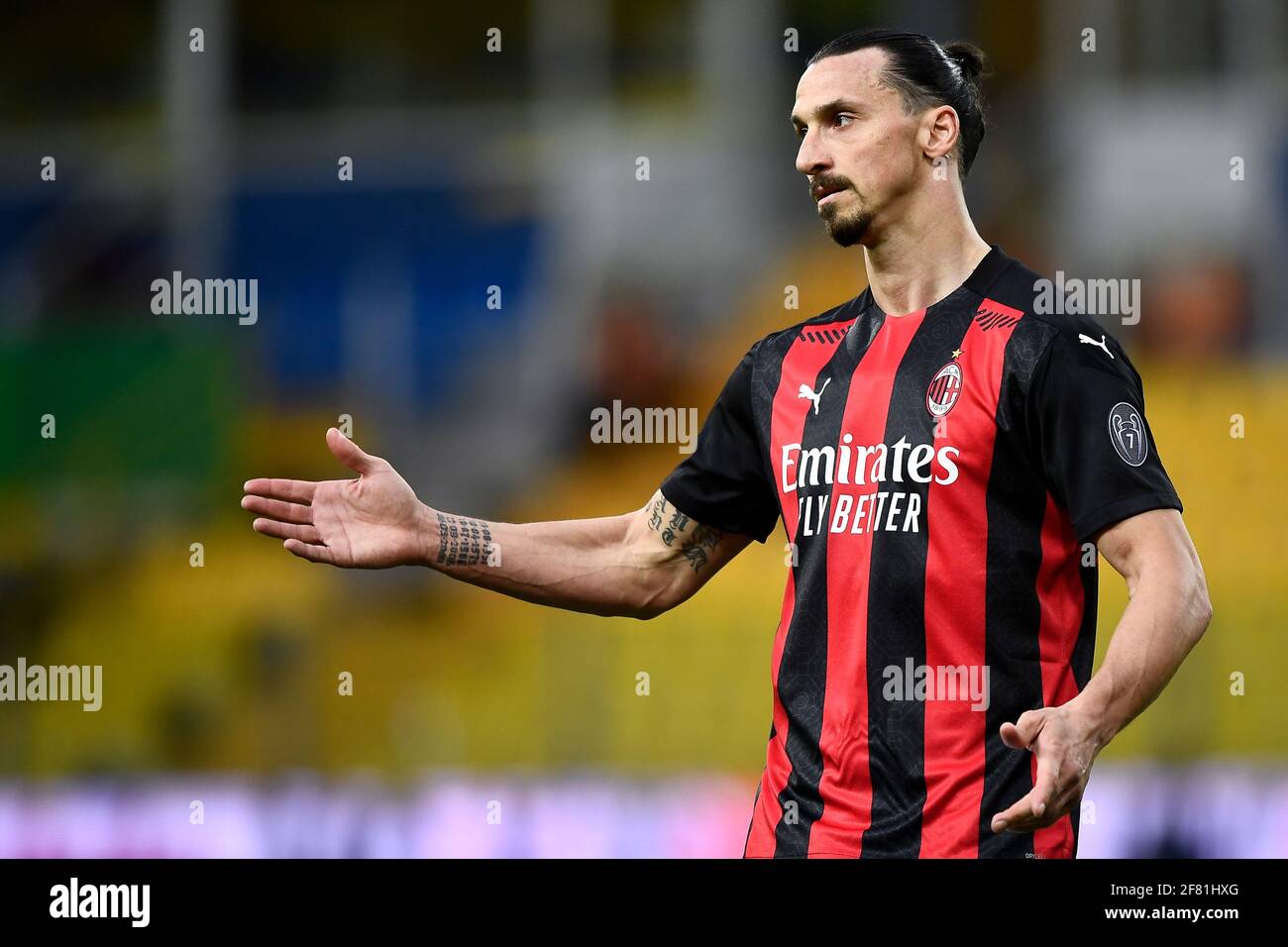 Parma, Italia - 10 aprile 2021: Zlatan Ibrahimovic dell'AC Milan reagisce durante la Serie UNA partita di calcio tra Parma Calcio e AC Milano. AC Milan ha vinto 3-1 su Parma Calcio. Credit: Nicolò campo/Alamy Live News Foto Stock