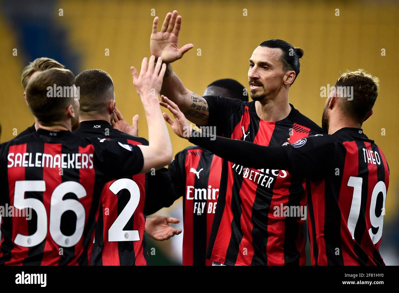 Parma, Italia - 10 aprile 2021: I giocatori di AC Milan festeggiano durante la Serie UNA partita di calcio tra Parma Calcio e AC Milano. AC Milan ha vinto 3-1 su Parma Calcio. Credit: Nicolò campo/Alamy Live News Foto Stock