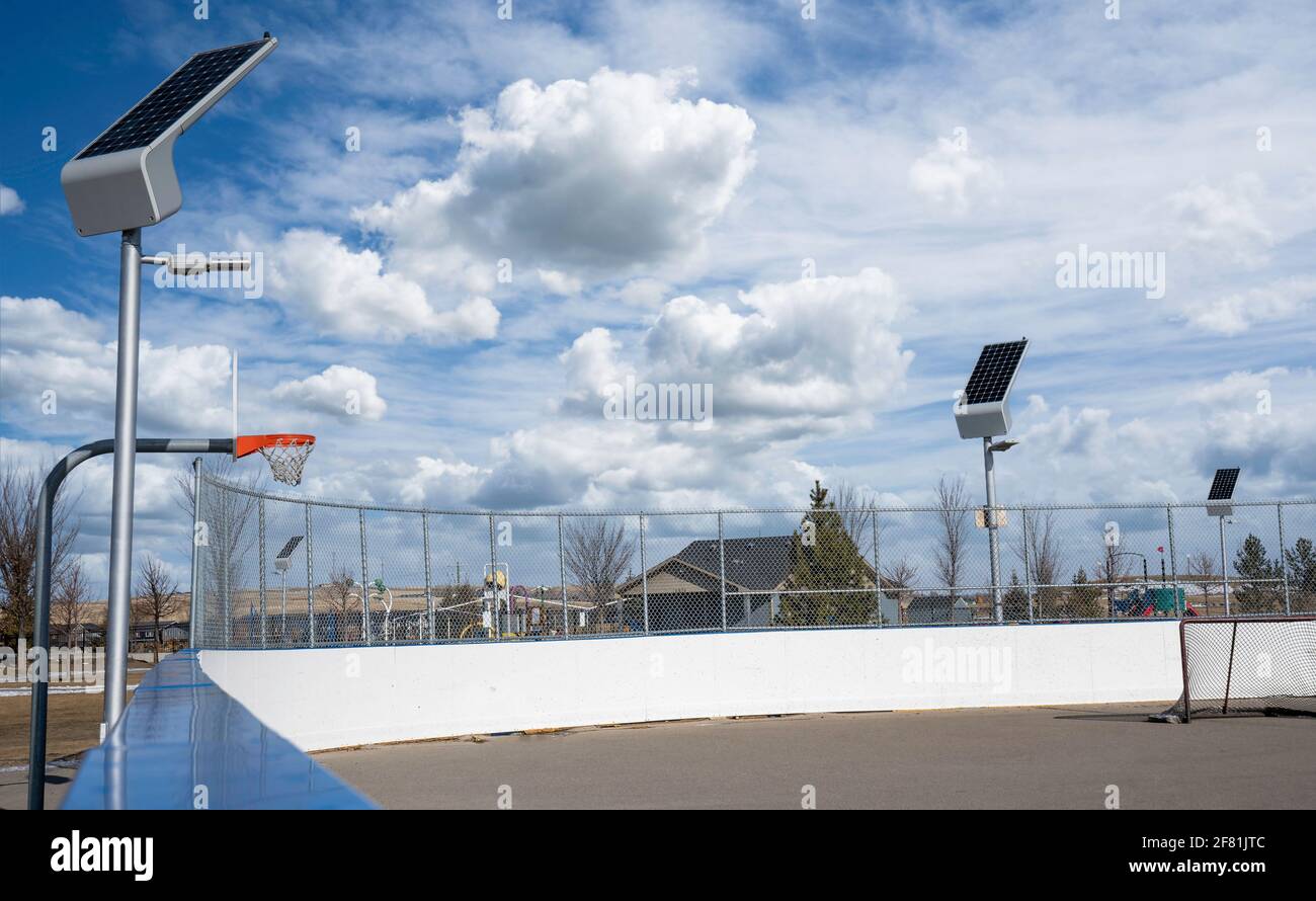 Luci di strada alimentate a energia solare in una pista di sport all'aperto della comunità in Airdrie Alberta Canada. Foto Stock