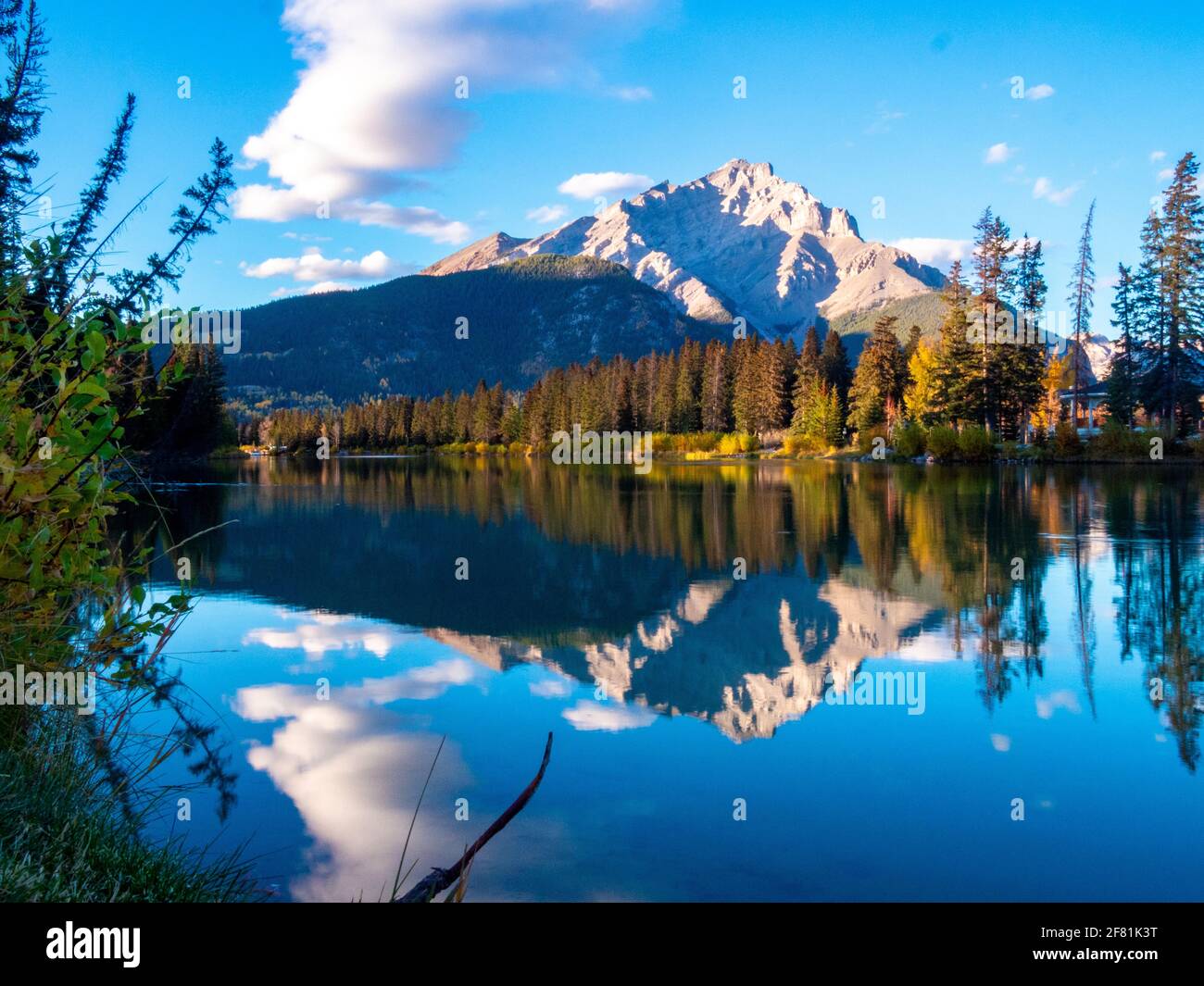 riflesso di una montagna in un lago blu Foto Stock