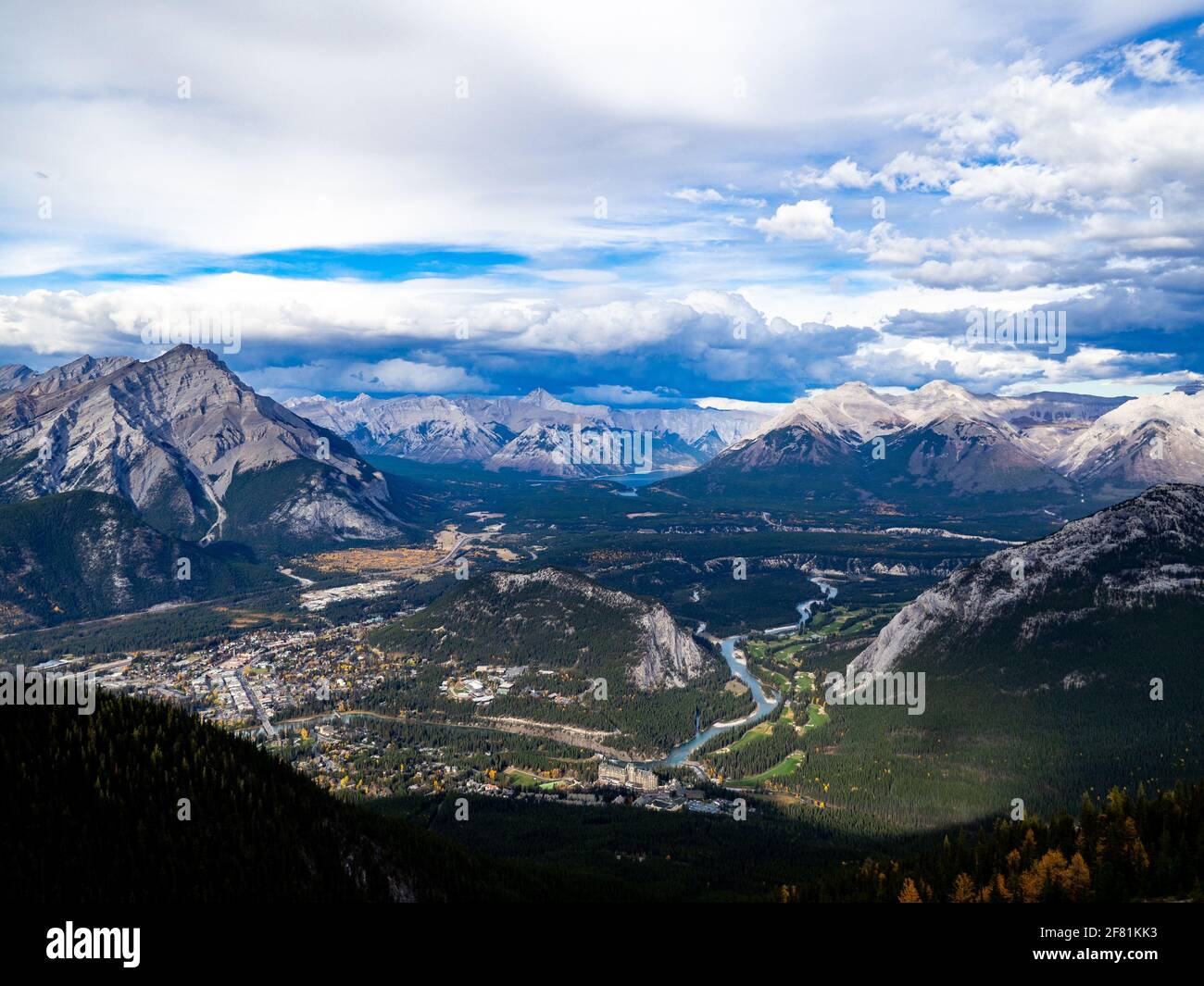 vista ad alto angolo di una valle in estate nel montagne con una città Foto Stock