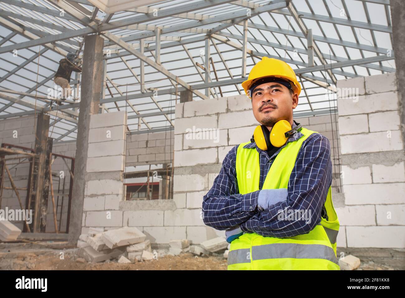 Ritratto di tecnico di costruzione lavoratore, ingegnere civile controllo lavori struttura del tetto di casa incompiuta presso il cantiere, Casa c Foto Stock