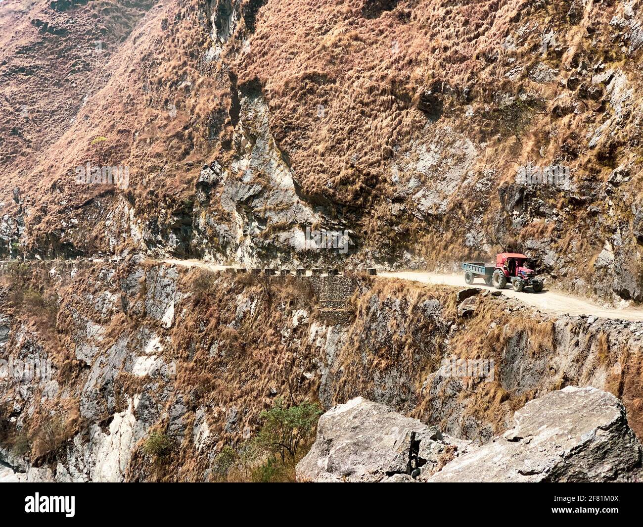 Mezzi di trasporto su strada pericolosa di Himalaya. Modo per Himalaya, off-roads di Himalayas.developing paese stato di strada. Foto Stock