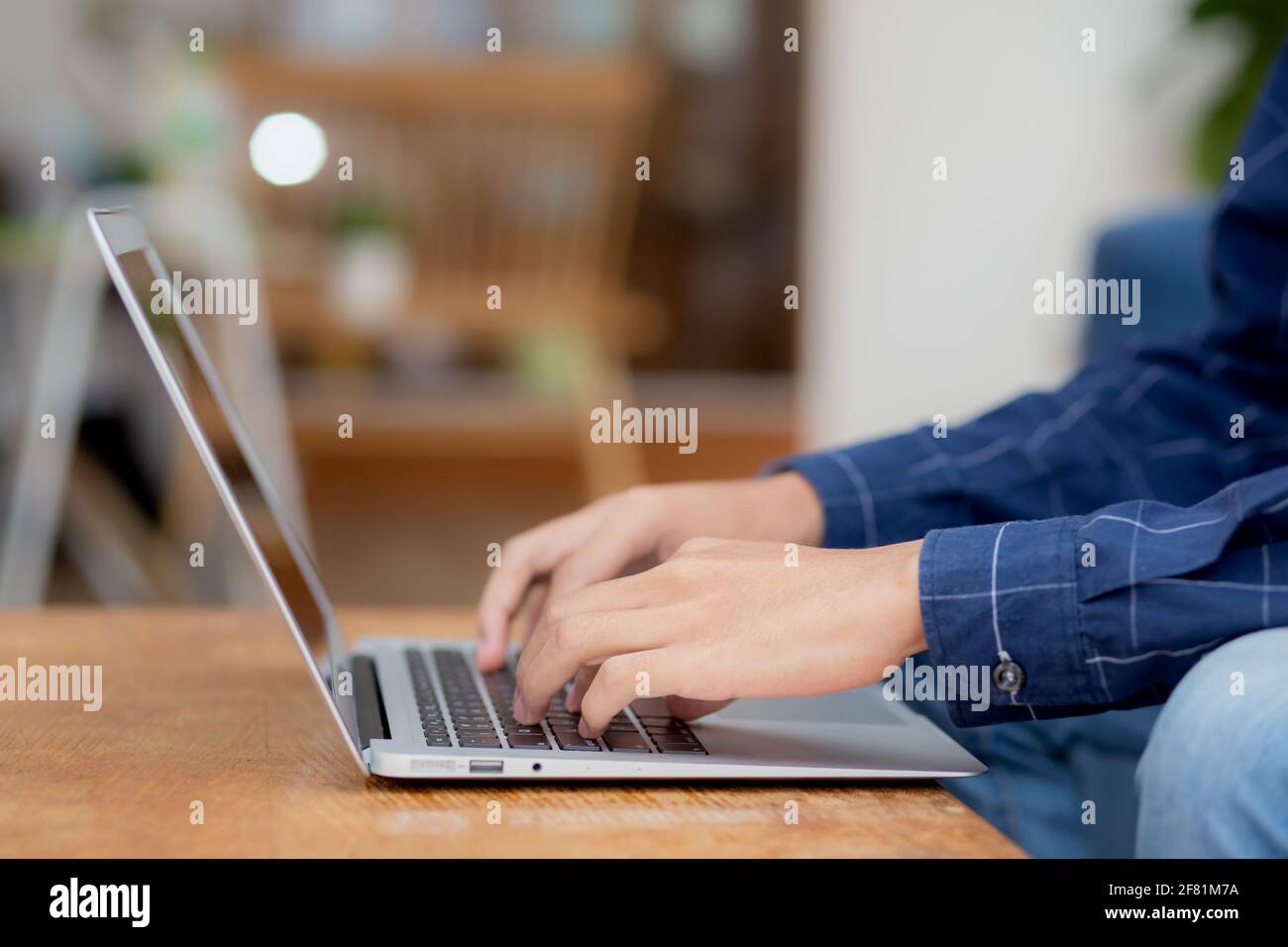 Mano closeup di businessman che scrive tastiera sul computer portatile sulla scrivania a casa, uomo d'affari che lavora a Internet in linea, uomo freelance che usa il notebook Foto Stock