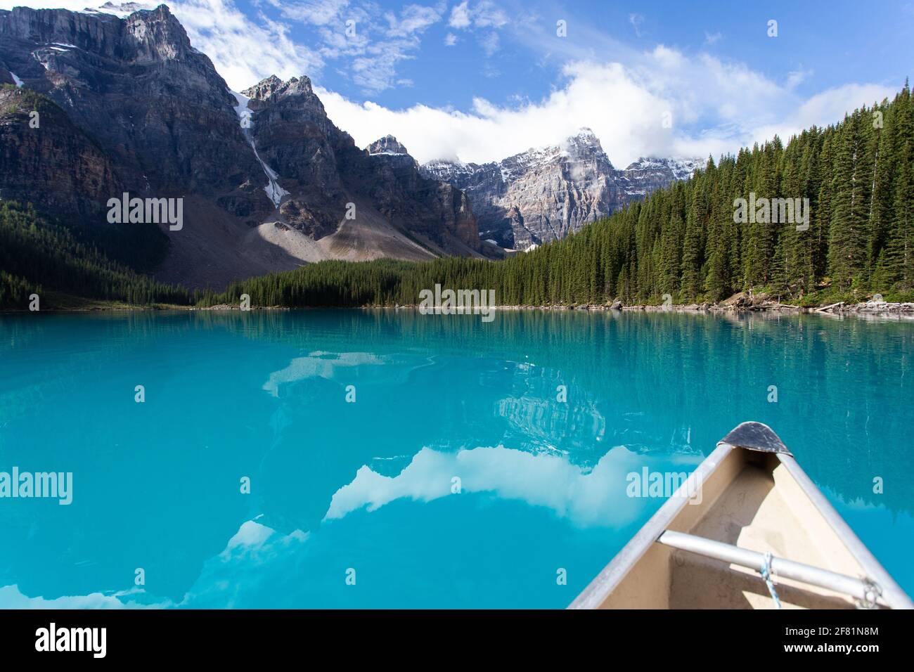 naso di una canoa in montagna che galleggia su un lago blu profondo Foto Stock