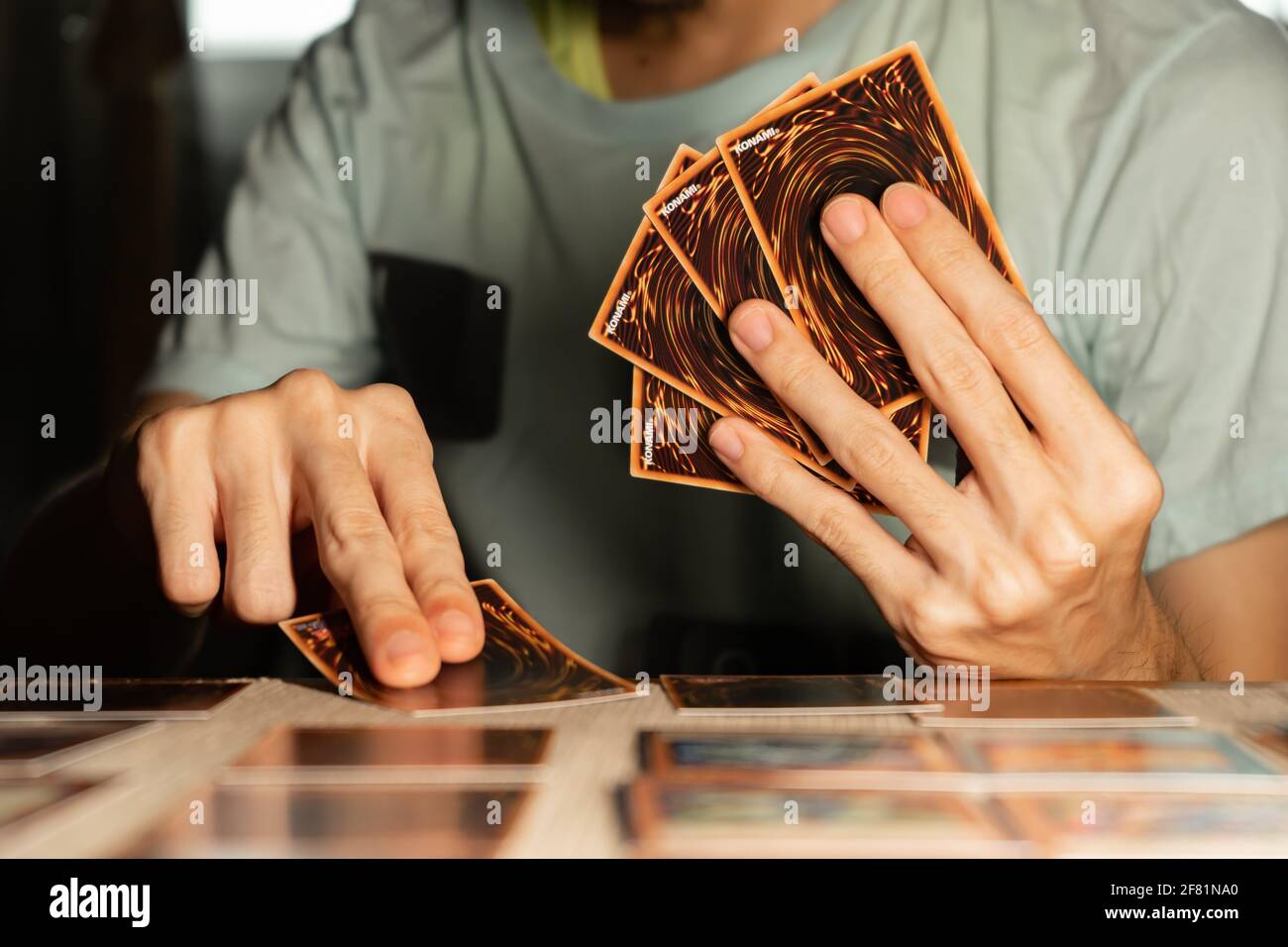 Bangkok, Thailandia - 7 aprile 2021 : un uomo che gioca Yu-Gi-Oh gioco di carte di trading. Foto Stock
