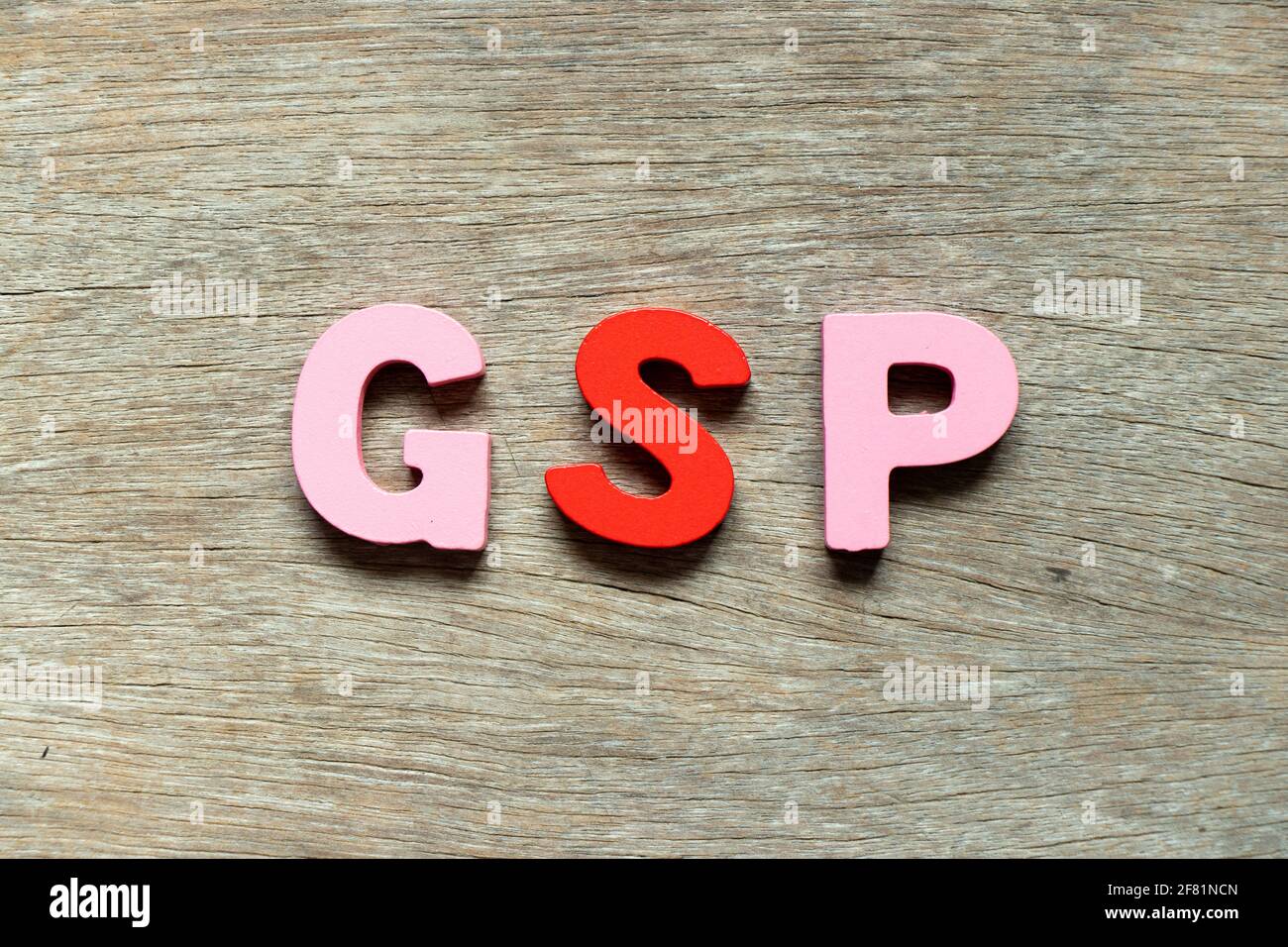 Lettera alfabetica a colori in parola GSP (Abbreviazione di Good Storage Practice o Generalized System of Preferences O prodotto statale lordo) su legno backgro Foto Stock