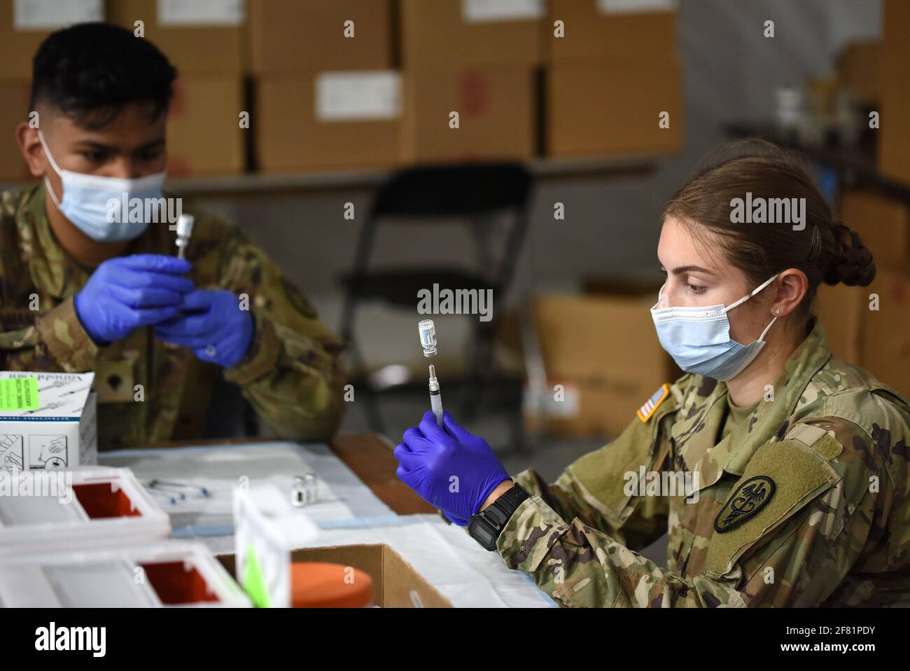 Orlando, Stati Uniti. 10 Apr 2021. I medici dell'esercito riempiono le siringhe con il vaccino Johnson & Johnson COVID-19 in un sito di vaccinazione. Le dosi del vaccino Johnson & Johnson vengono somministrate in tutto lo stato della Florida nonostante un piccolo numero di pazienti che hanno manifestato reazioni avverse, inclusi coaguli di sangue. (Foto di Paul Hennessy/SOPA Images/Sipa USA) Credit: Sipa USA/Alamy Live News Foto Stock