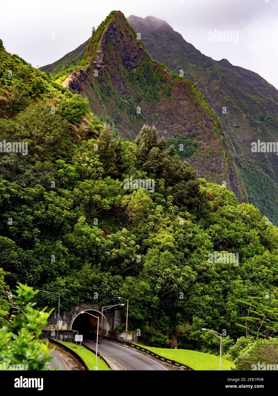 strada nel mezzo di una montagna in un tropicale ambiente Foto Stock