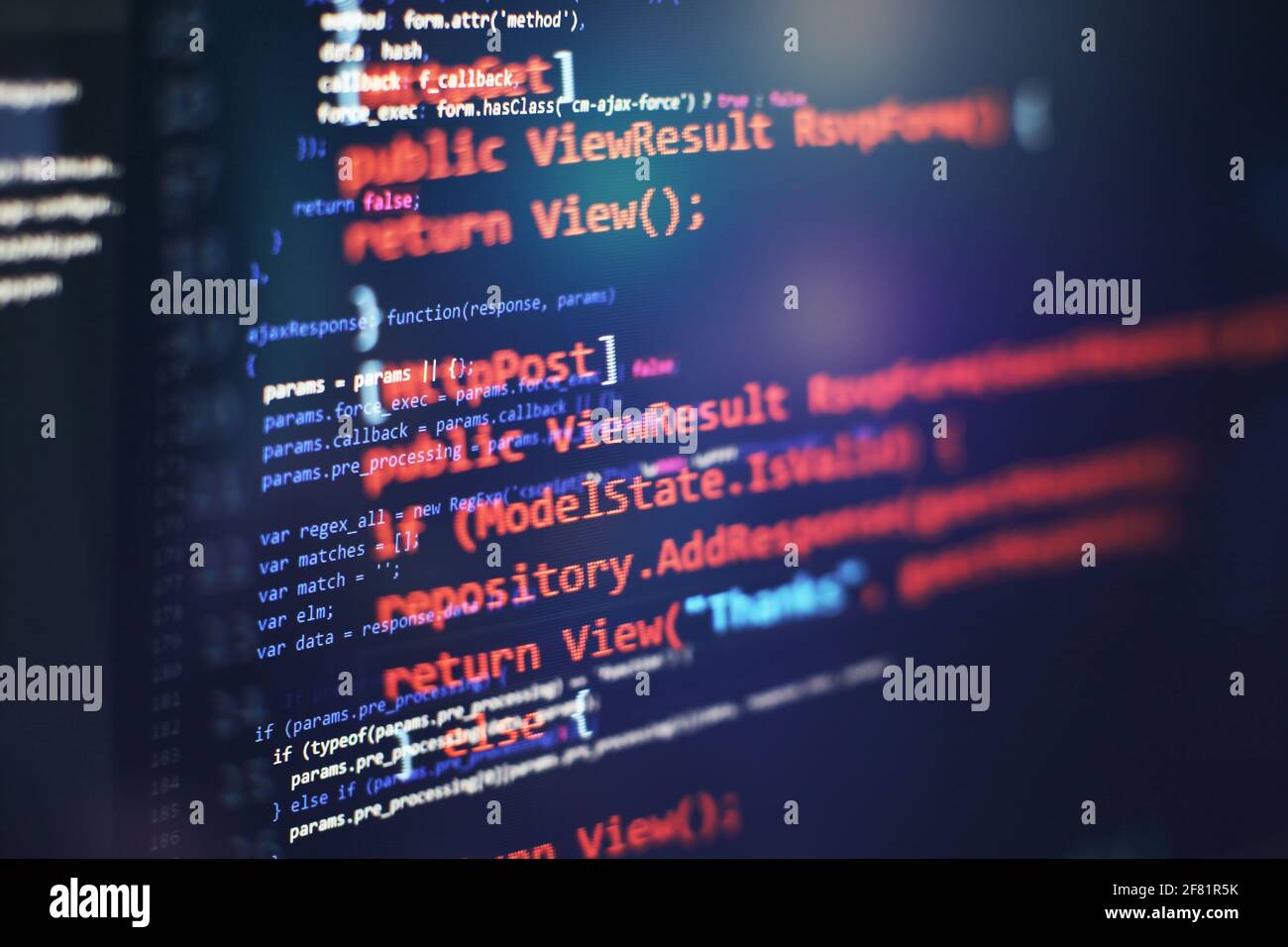 Foto monitor PC desktop. JavaScript funzioni, variabili, oggetti. I project manager lavorano una nuova idea. Futuro processo di creazione di tecnologie. Foto Stock