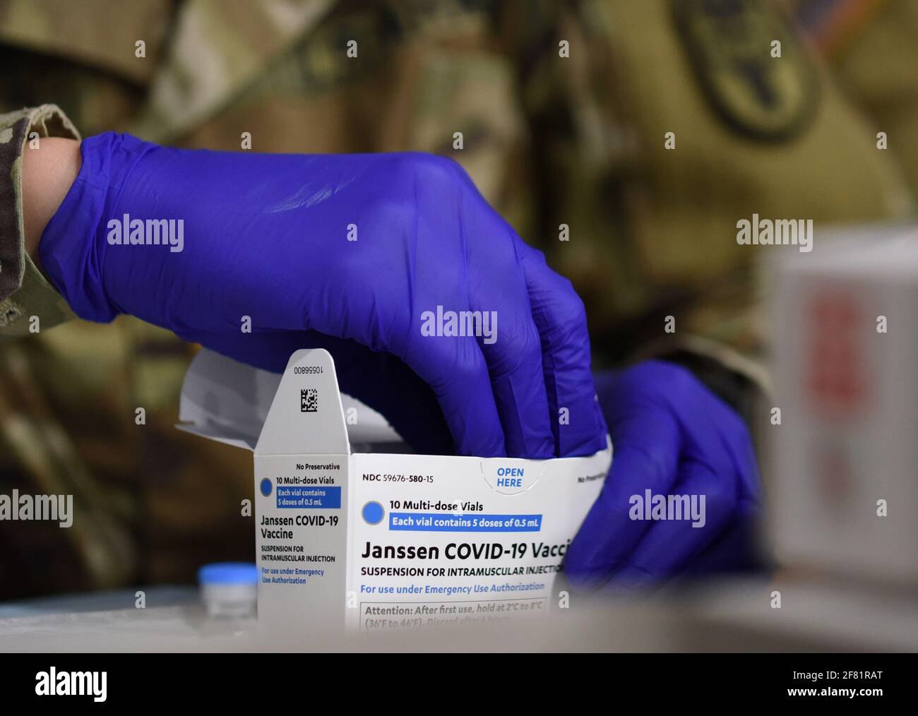 Orlando, Stati Uniti. 10 Apr 2021. Un medico dell'esercito rimuove le fiale del vaccino Johnson & Johnson COVID-19 da una scatola in un sito di vaccinazione. Le dosi del vaccino Johnson & Johnson vengono somministrate in tutto lo stato della Florida nonostante un piccolo numero di pazienti che hanno manifestato reazioni avverse, inclusi coaguli di sangue. Credit: SOPA Images Limited/Alamy Live News Foto Stock