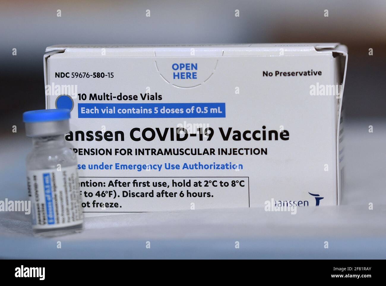Orlando, Stati Uniti. 10 Apr 2021. Johnson & Johnson COVID-19 flaconcino e scatola visti in un sito di vaccinazione. Le dosi del vaccino Johnson & Johnson vengono somministrate in tutto lo stato della Florida, nonostante un piccolo numero di pazienti che hanno manifestato reazioni avverse, compresi i coaguli di sangue. Credit: SOPA Images Limited/Alamy Live News Foto Stock
