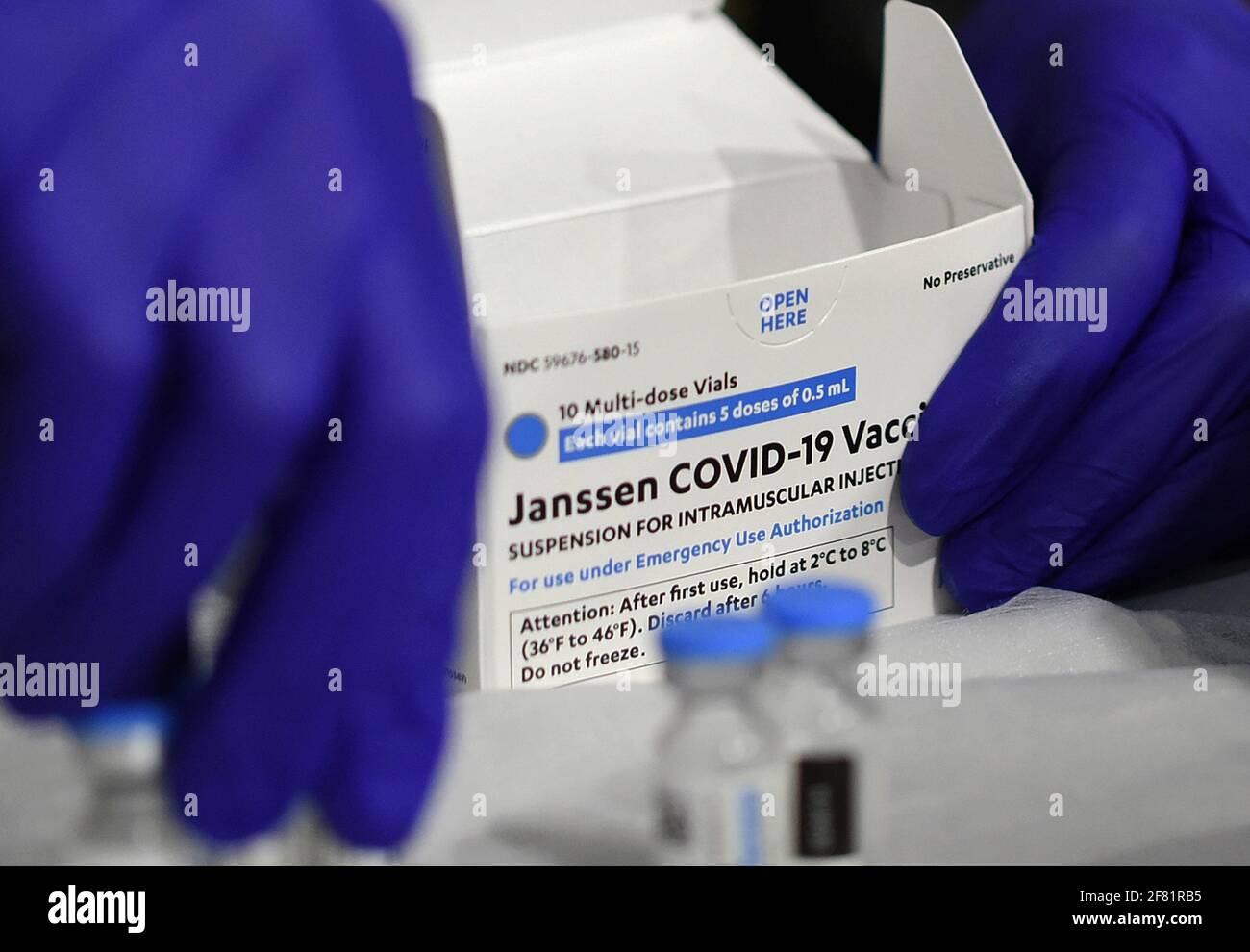 Orlando, Stati Uniti. 10 Apr 2021. Un medico dell'esercito rimuove le fiale del vaccino Johnson & Johnson COVID-19 da una scatola in un sito di vaccinazione. Le dosi del vaccino Johnson & Johnson vengono somministrate in tutto lo stato della Florida nonostante un piccolo numero di pazienti che hanno manifestato reazioni avverse, inclusi coaguli di sangue. Credit: SOPA Images Limited/Alamy Live News Foto Stock