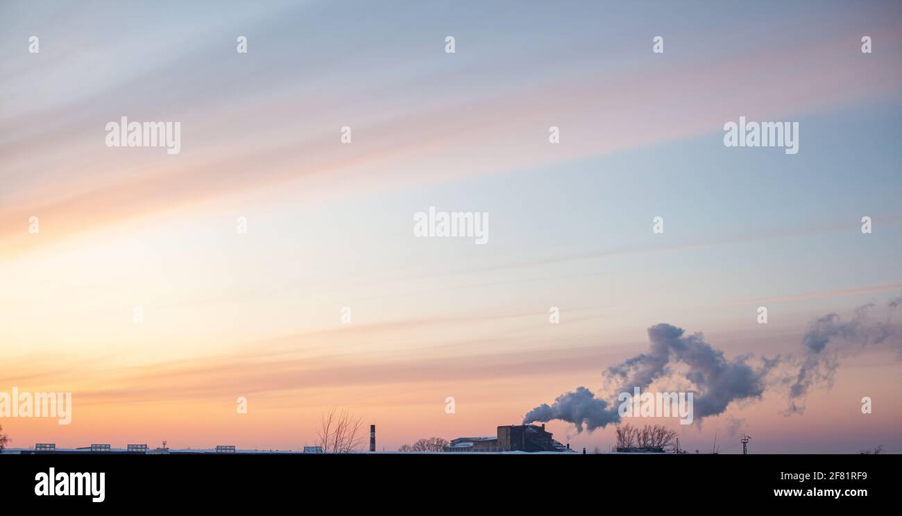 Fumo bianco spesso dal camino del locale caldaia. Fumo contro il cielo blu. Inquinamento atmosferico. Riscaldamento della città. Zona industriale. Foto Stock