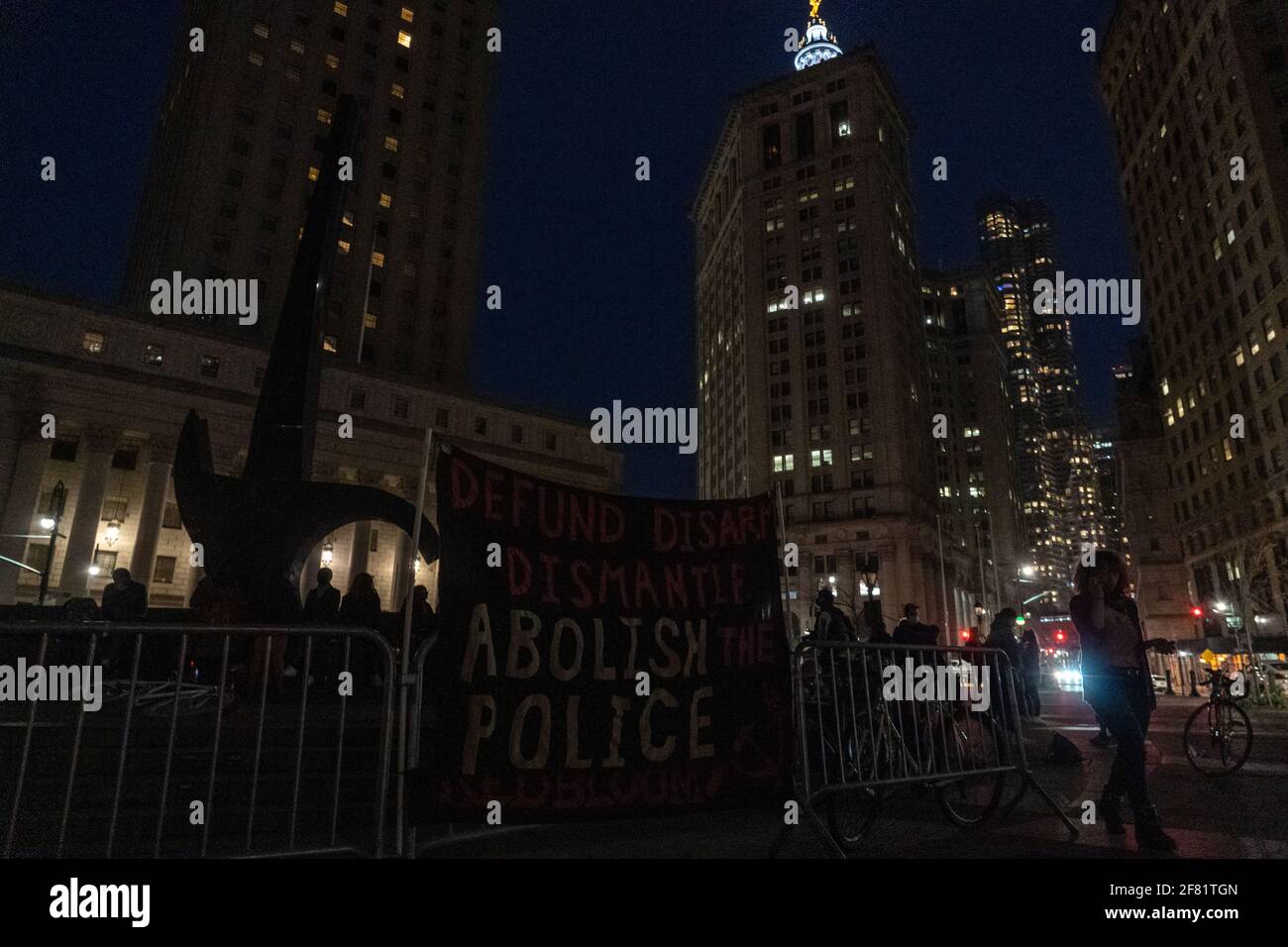 NEW YORK, NY - APRILE 10: Un banner visto a Foley Square che recita 'Defund disarmare smantellare la polizia' durante una protesta per abolire la polizia e fuoco New York Police Department (NYPD) ufficiale Prusayev il 10 aprile 2021 a New York City. Secondo i manifestanti, durante una protesta la sera di martedì 12 gennaio 2021 l'ufficiale della NYPD Artem Prusayev tirò fuori la sua pistola nella direzione dei manifestanti dopo che i manifestanti chiedevano perché l'ufficiale Prusayev non indossava una maschera. Credit: Ron Adar/Alamy Live News Foto Stock