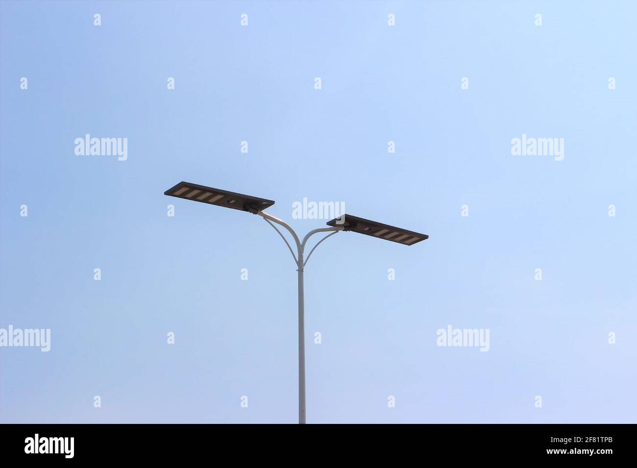 Una lampada solare a due teste contro il cielo blu senza nuvole Foto Stock