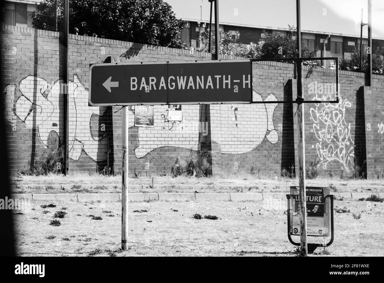 JOHANNESBURG, SUD AFRICA - 13 marzo 2021: Johannesburg, Sud Africa - 11 settembre 2011: Indicazioni stradali rotte per l'ospedale Baragwanath di Soweto Foto Stock