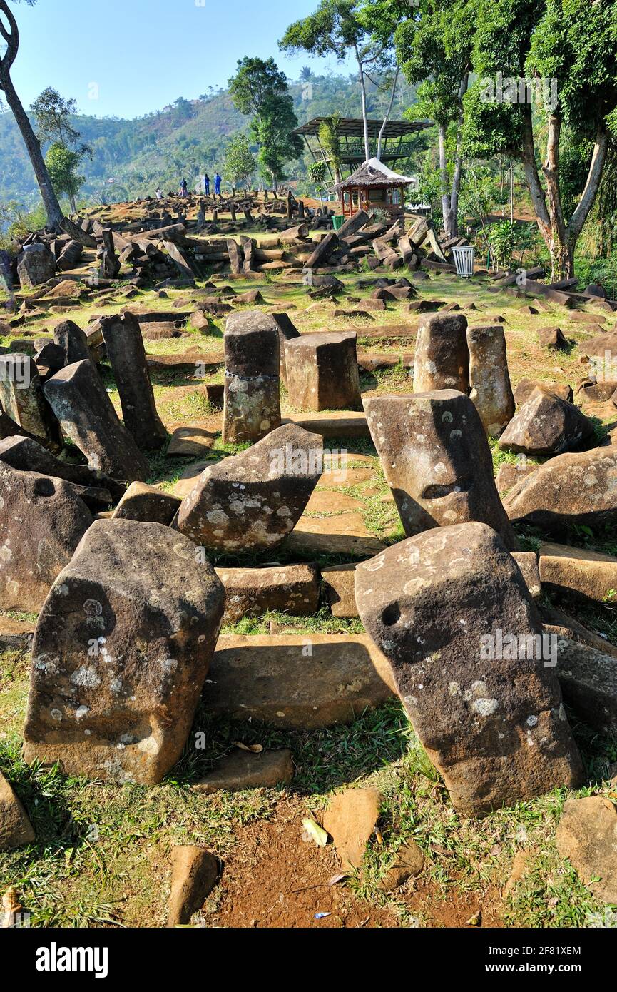 Secondo un esperto di architettura, Pon Purajatmika, punden berundak Gunung Padang mostra credenze sociali e l'assunzione della funzione di costruzione. Lì Foto Stock