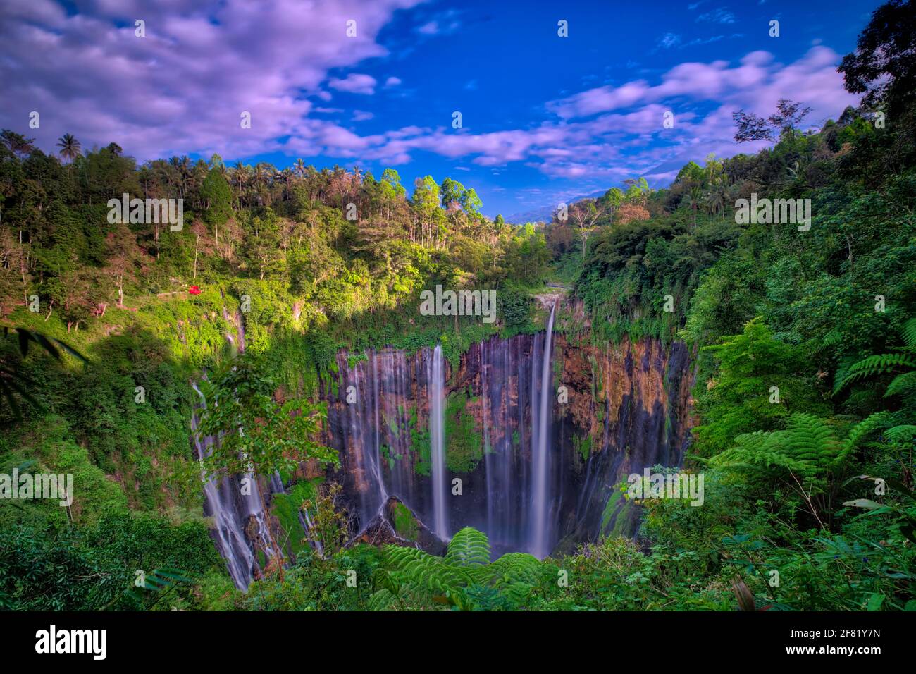 Tumpak Sewu, conosciuto anche come Coban Sewu, è una cascata a più livelli che si trova tra il Distretto di Pronojiwo, la Regency Lumajang, e l'Ampelgading Dis Foto Stock