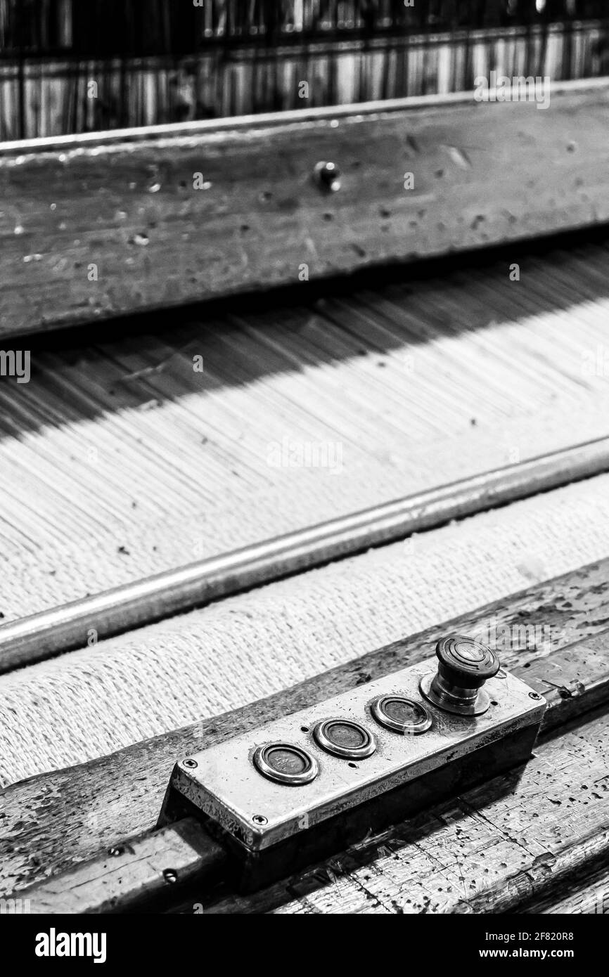 JOHANNESBURG, SUD AFRICA - Mar 13, 2021: Johannesburg, Sud Africa - Ottobre 16, 2012: Primo piano di una macchina di trama a filo di cotone in un trasportatore Foto Stock