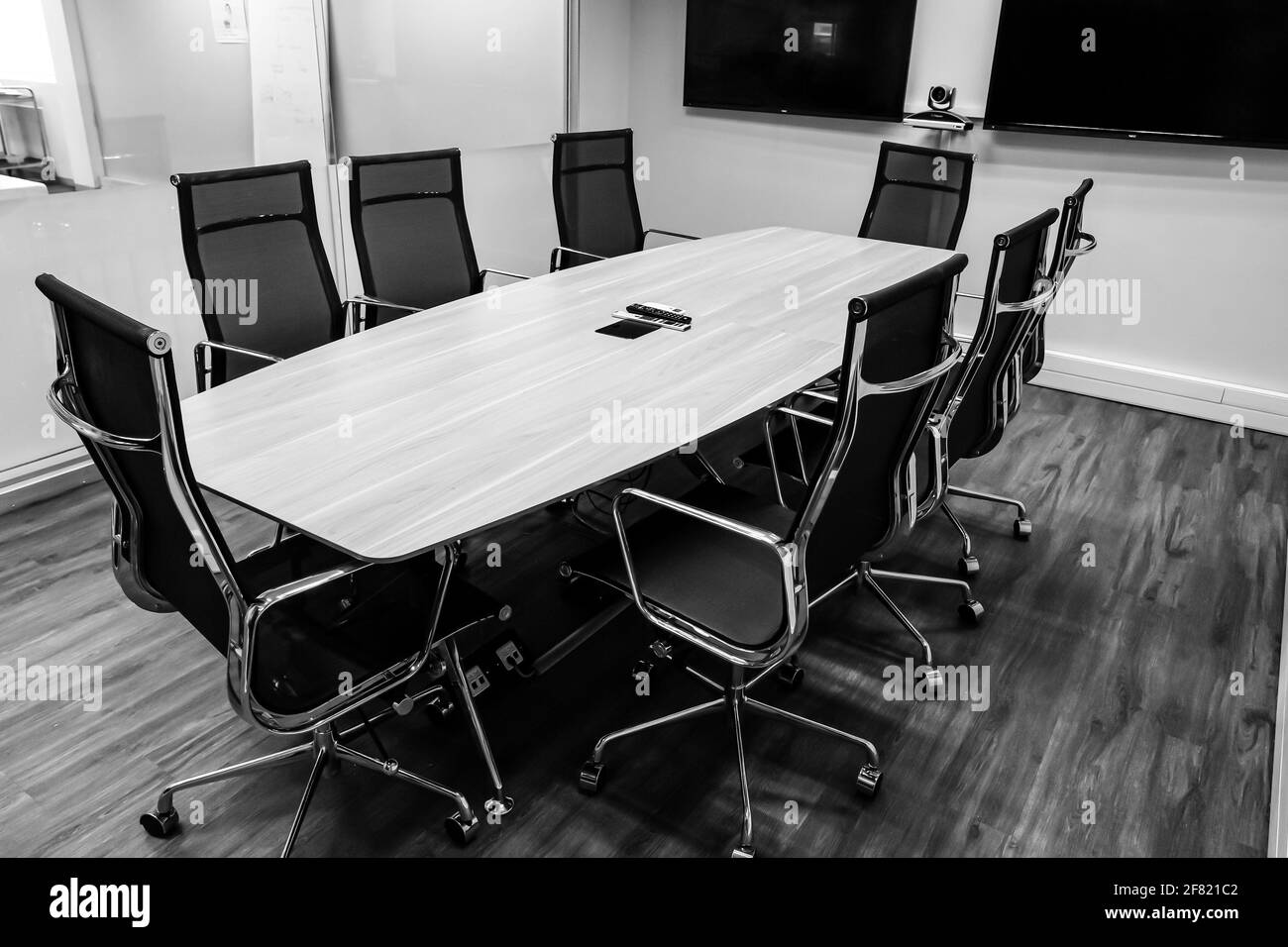 JOHANNESBURG, SUD AFRICA - 13 marzo 2021: Johannesburg, Sud Africa - 29 luglio 2015: Tavolo e sedie vuoti Foto Stock