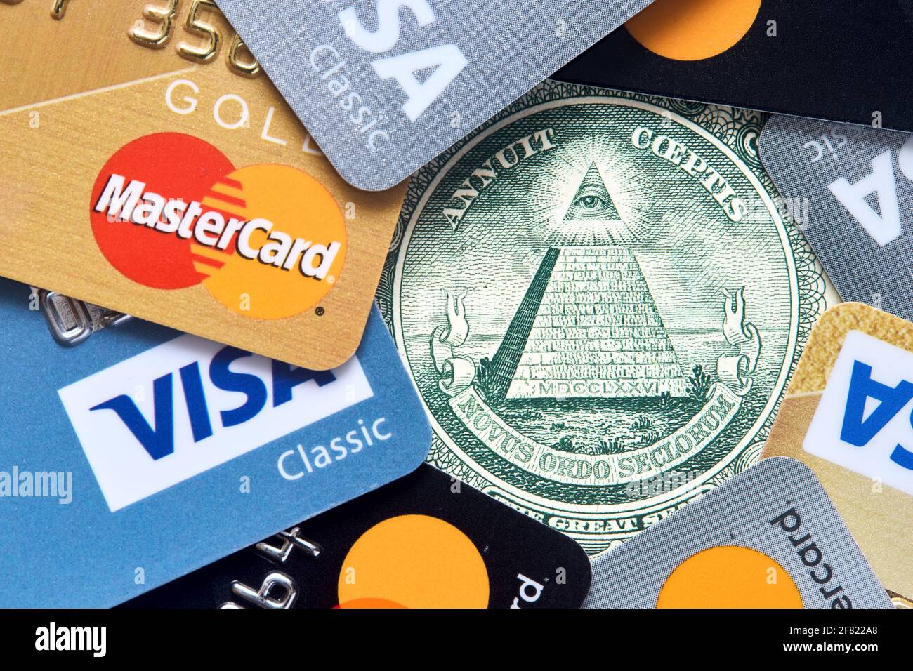 Grodno, Bielorussia - Aprile 2021: Teoria della cospirazione del concetto di pagamenti senza contanti. All seeing Eye and Pyramid on USA 1 banconota da un dollaro circondata da Foto Stock