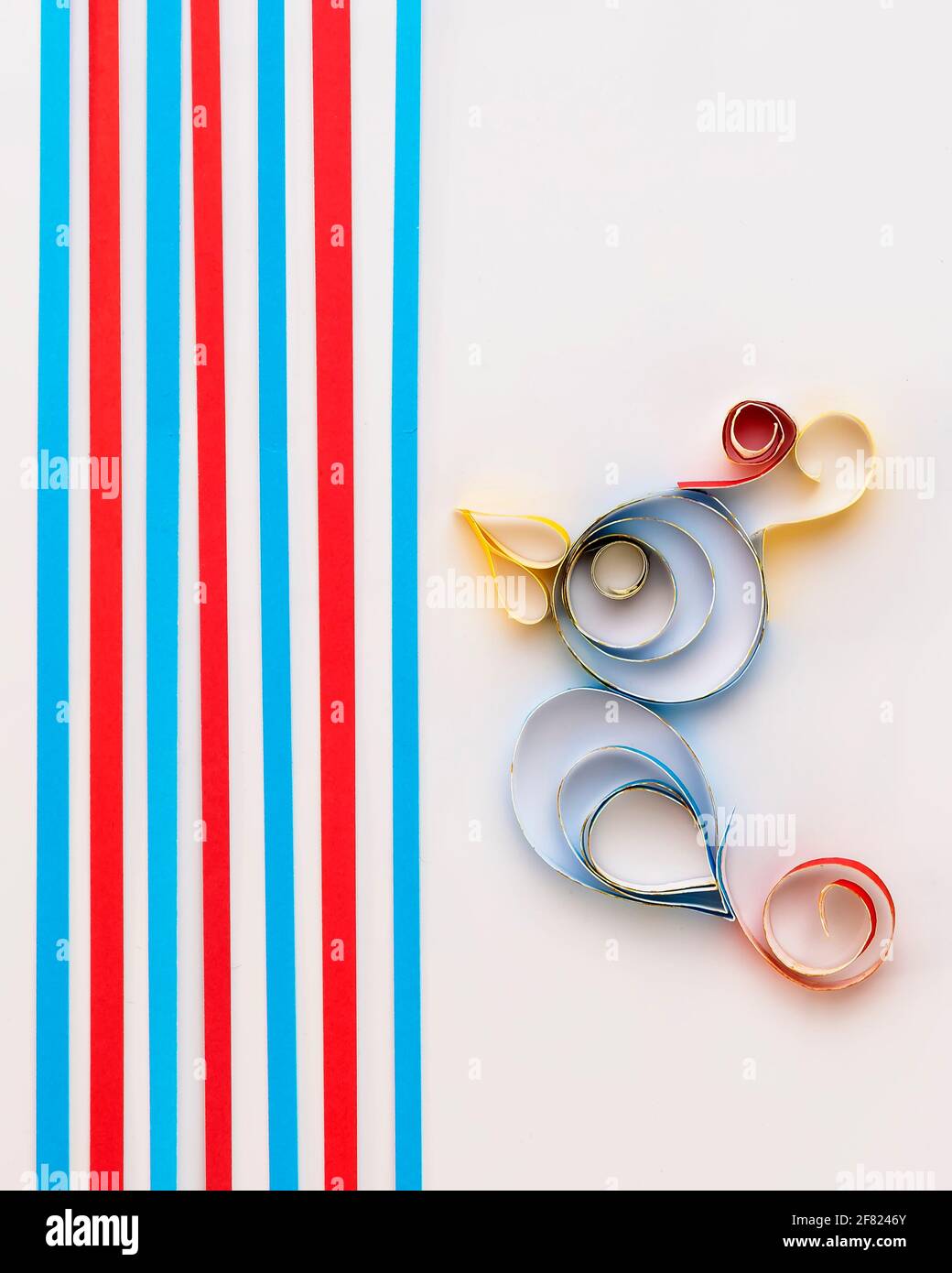 Un pappagallo carino si ottiene con la tecnica artistica nota come la formazione di quilling di carta su uno sfondo bianco e strisce di carta Foto Stock