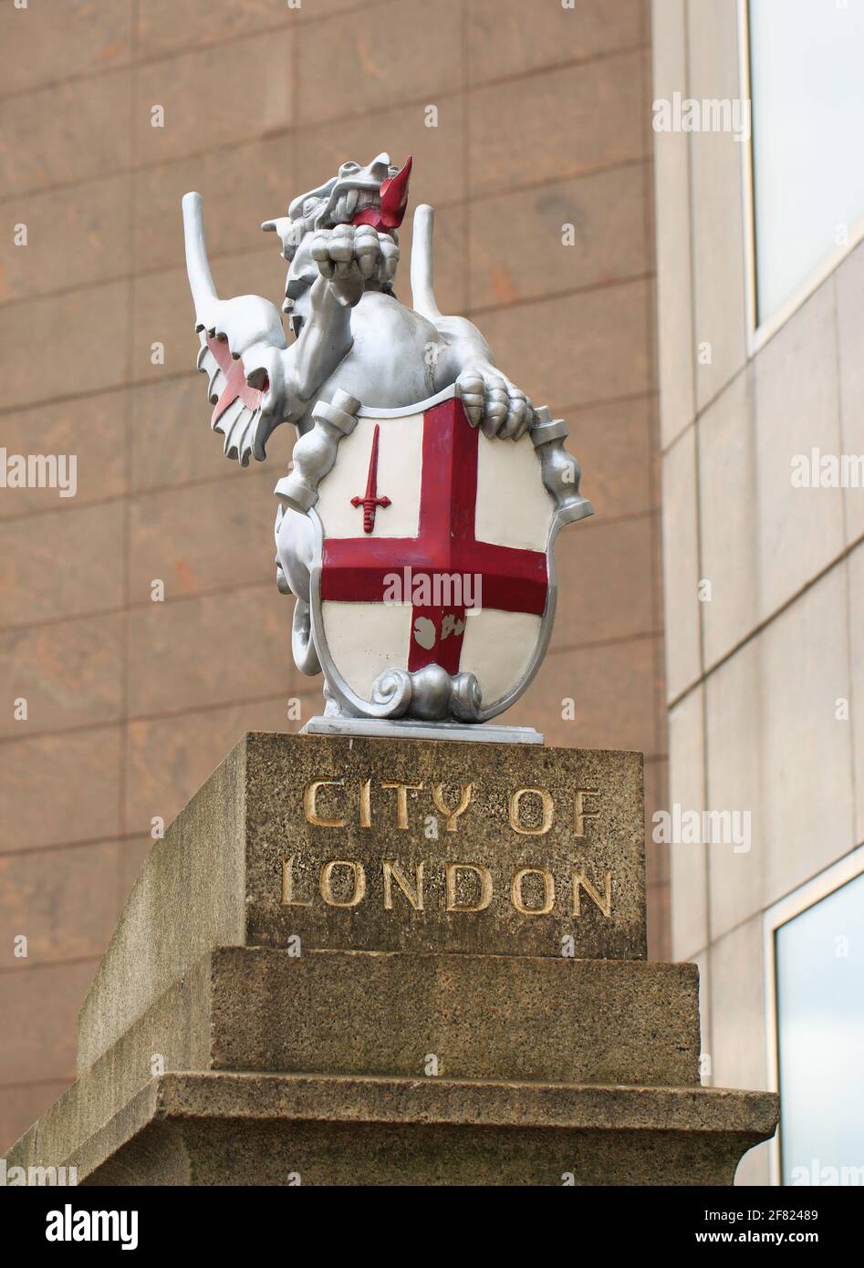 City of London Dragon Boundary Mark, che raffigura l'ingresso ufficiale alla City of London. London Bridge, Londra, 2021 Foto Stock