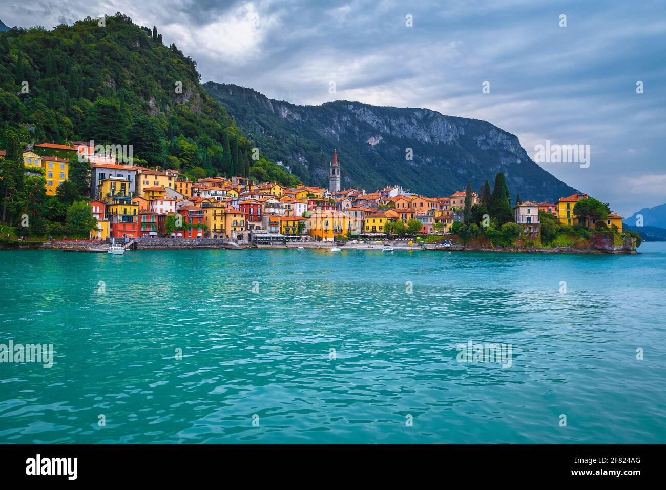 Resort fantastico e lungomare colorati edifici sulle rive del lago di Como, Varenna, Lombardia, Italia, Europa Foto Stock