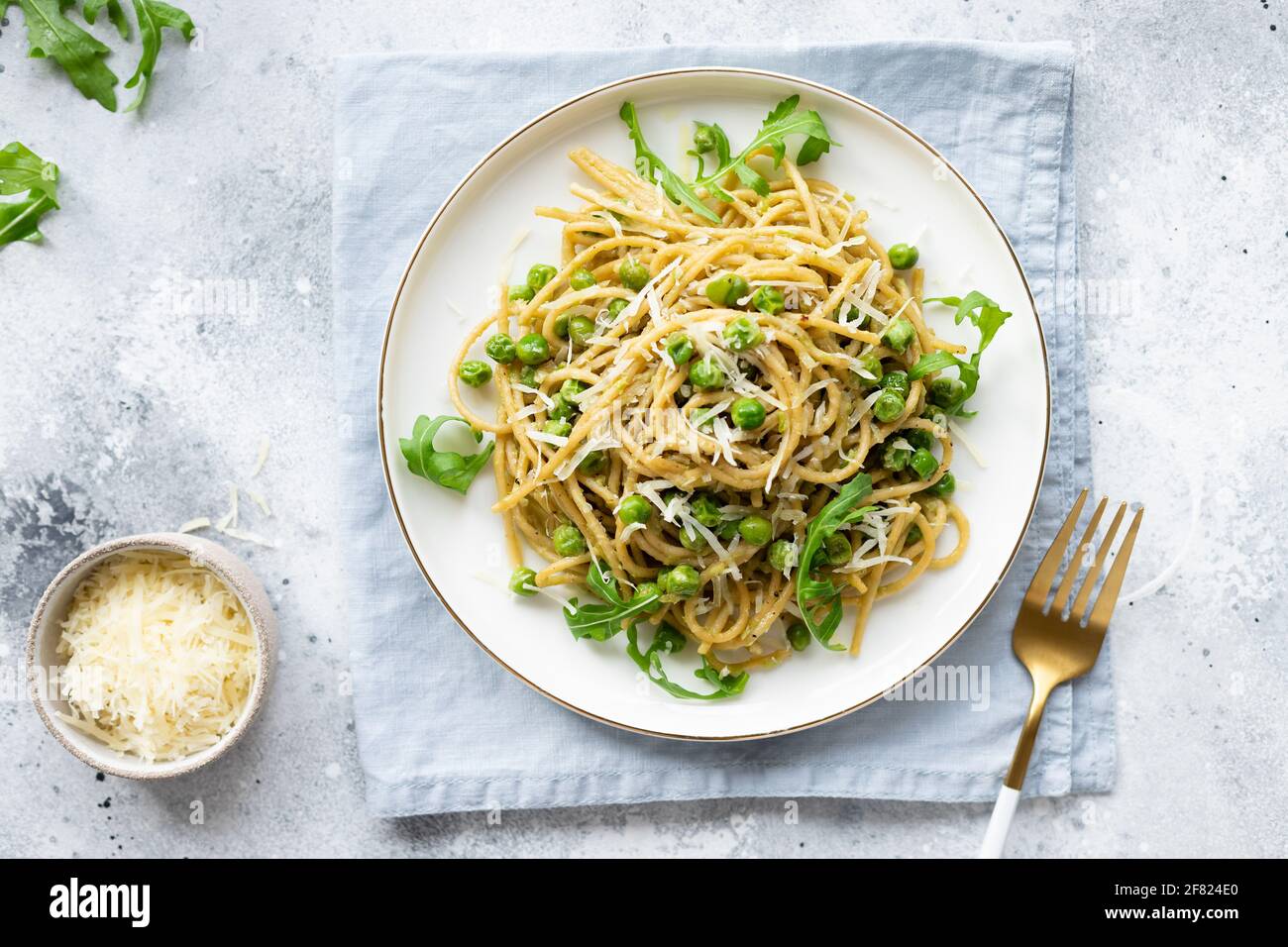 Spaghetti di pasta di grano integrale. Cucina italiana Foto Stock