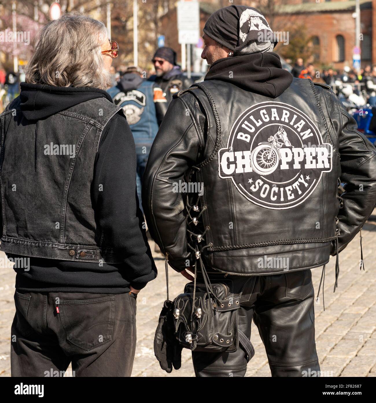 Biker che indossa giacca di pelle con l'emblema della Società del trinciatore bulgara al raduno e sfilata annuale del festival della moto a Sofia, Bulgaria, Europa Foto Stock