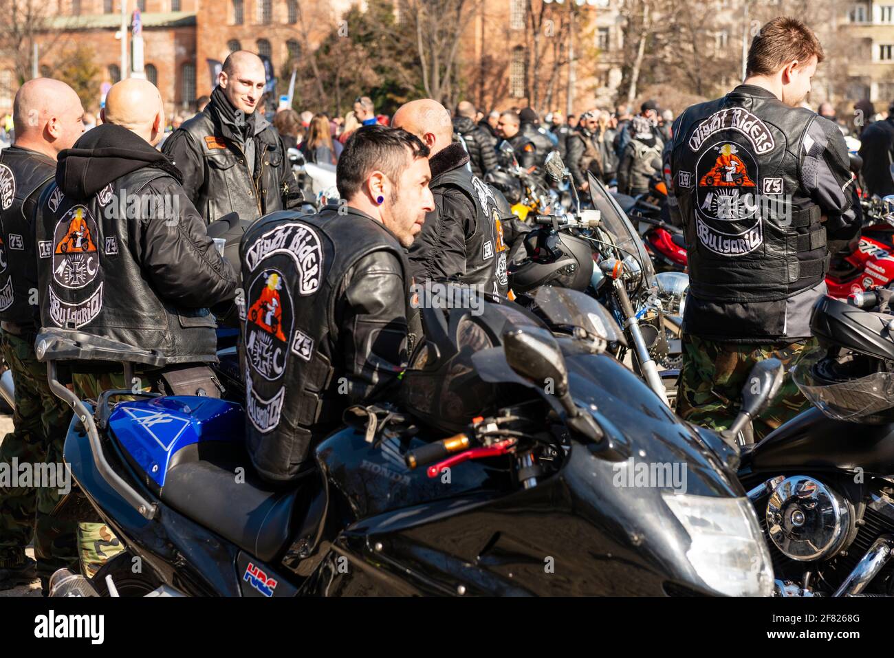 Motociclisti che indossano giacche di pelle con Night Riders Bulgaria emblema al raduno annuale del festival motociclistico per gli appassionati motociclisti, Sofia, Bulgaria Foto Stock