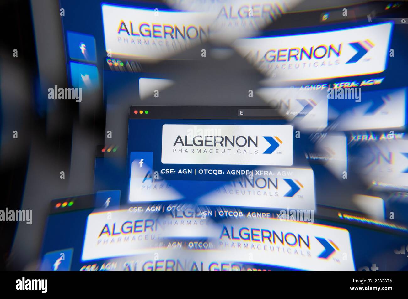 Milano, Italia - 10 APRILE 2021: Logo Algernon Pharmaceuticals sullo schermo del laptop visto attraverso un prisma ottico, interpretazione creativa. Dinamica e uniforme Foto Stock