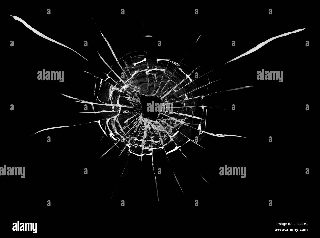 Foro a proiettile nel vetro. Isolato su sfondo nero. Foto Stock