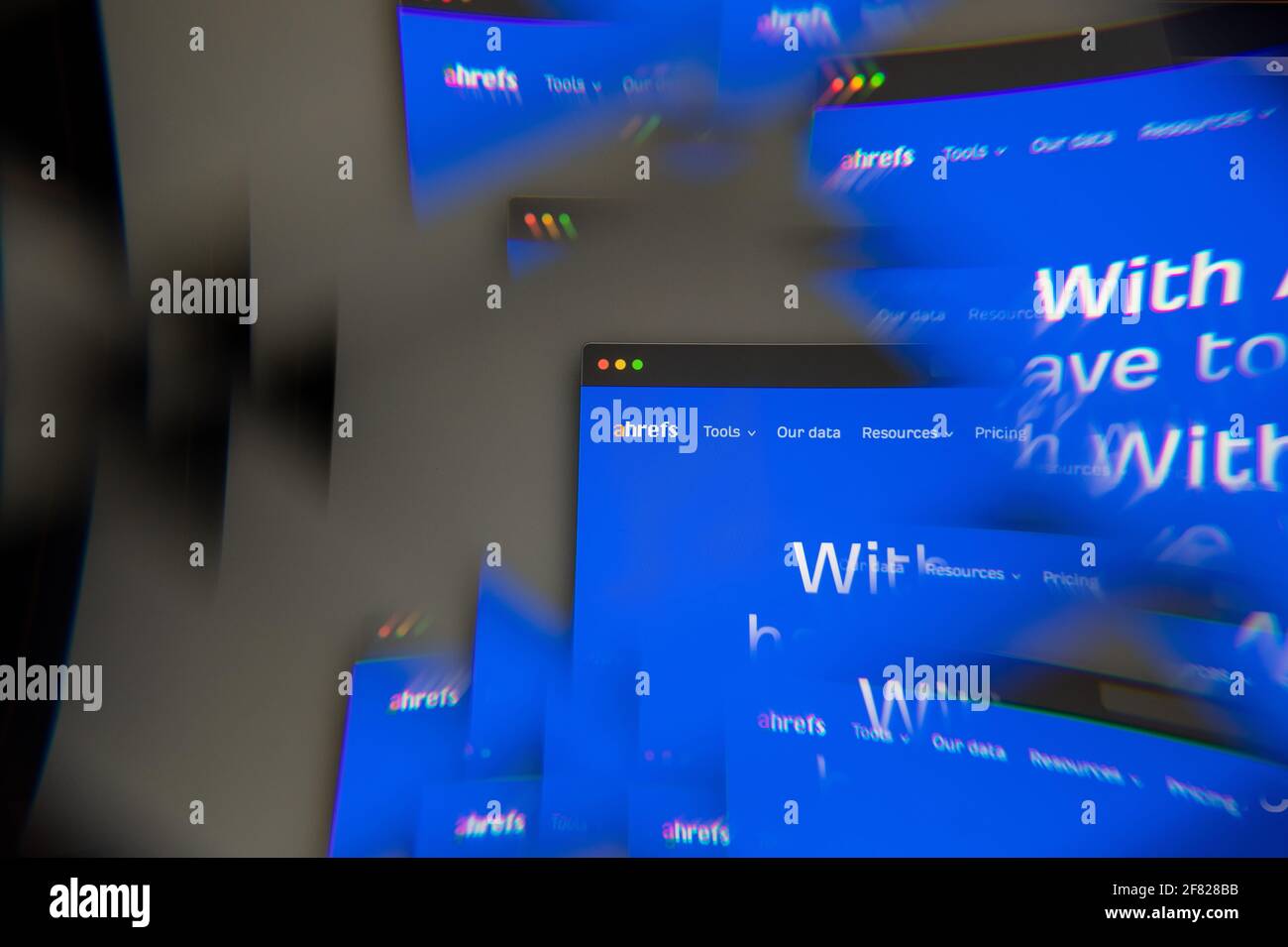 Milano, Italia - 10 APRILE 2021: Il logo Ahrefs sullo schermo del laptop visto attraverso un prisma ottico, interpretazione creativa. Immagine dinamica e unica di Ahre Foto Stock