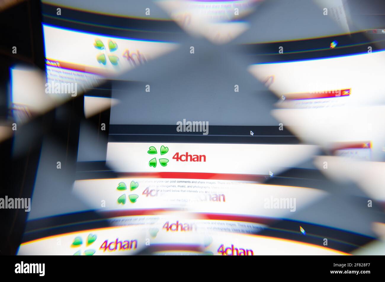 Milano, Italia - 10 APRILE 2021: Logo 4CHAN sullo schermo del laptop visto attraverso un prisma ottico, interpretazione creativa. Immagine dinamica e unica da 4CHAN Foto Stock