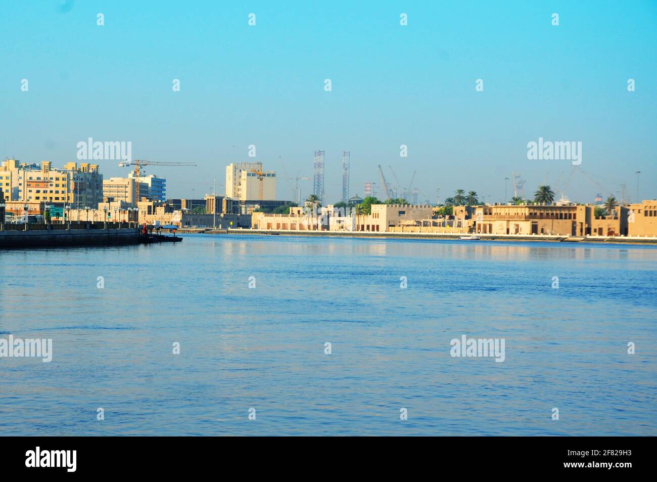 Città lato lago Foto Stock